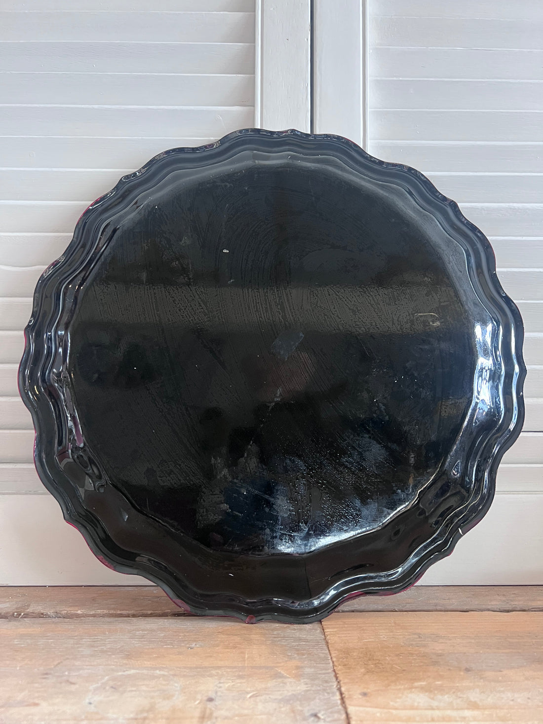 handbeschilderd dienblad rood, kleurrijk dienblad bloemen, rood dienblad handgemaakt, decoratief dienblad bloemenmotief, uniek handgeschilderd dienblad, serveerblad rood bloemen