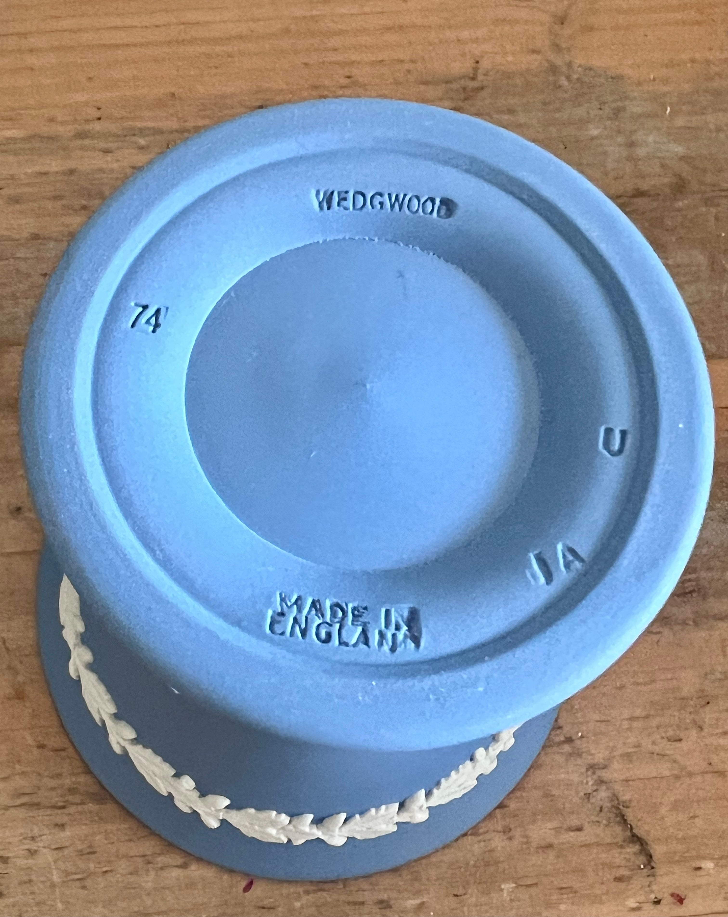 Wedgwood jasperware trompetvaas, vintage jasperware vaas, blauwe Wedgwood vaas, jasperware vaas met cupido&