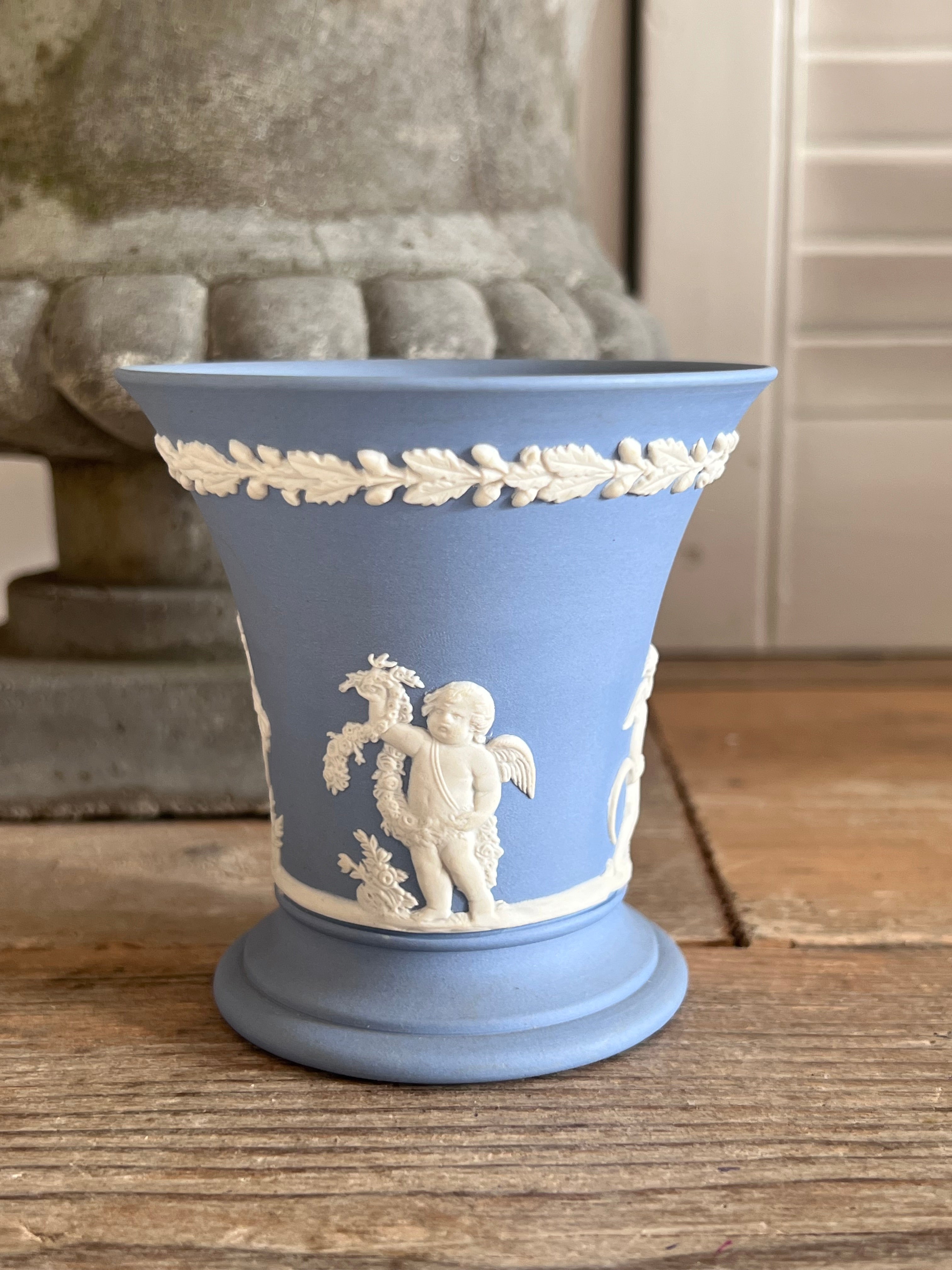 Wedgwood jasperware trompetvaas, vintage jasperware vaas, blauwe Wedgwood vaas, jasperware vaas met cupido&