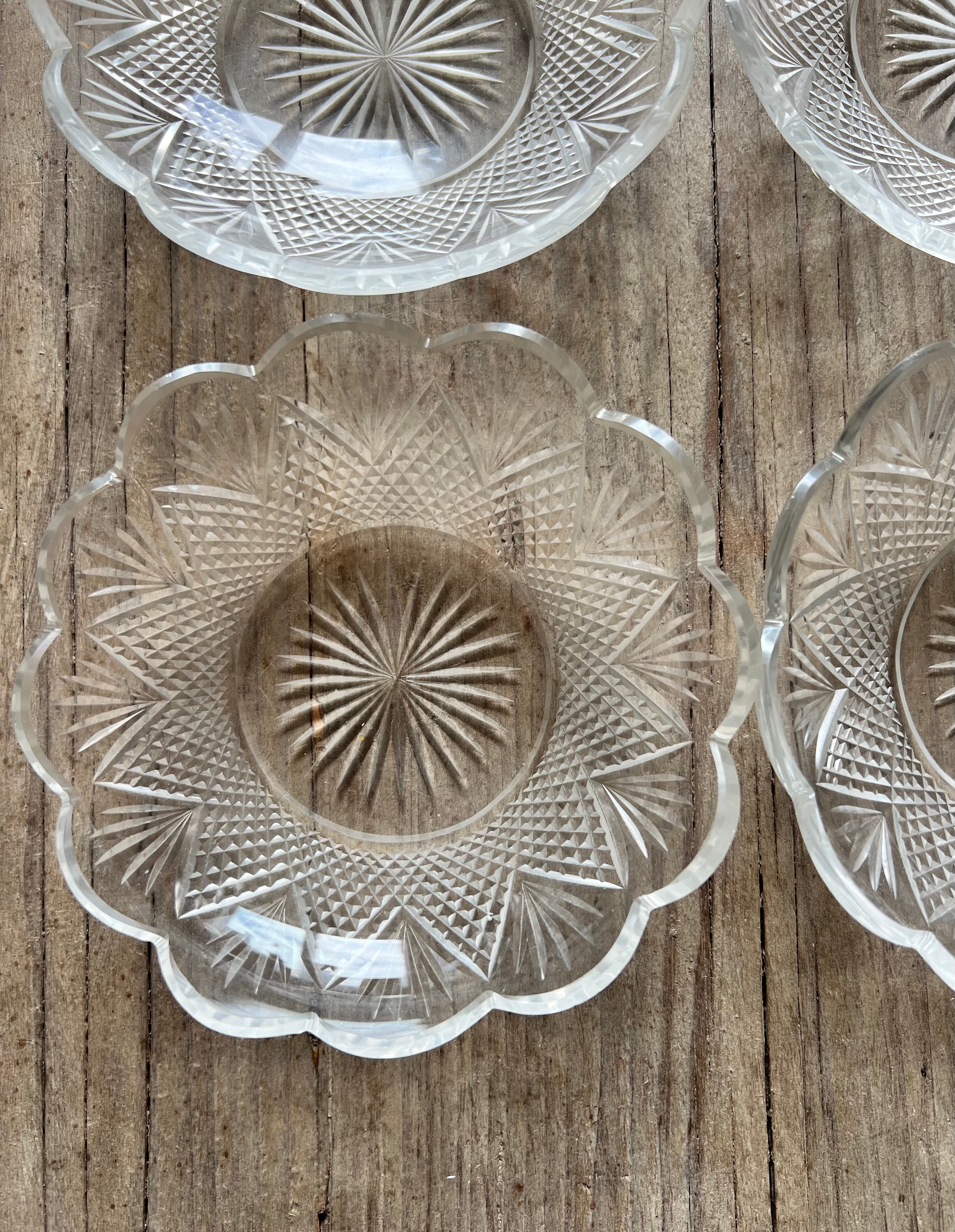 Bloemvormige petit fours bordjes van glas