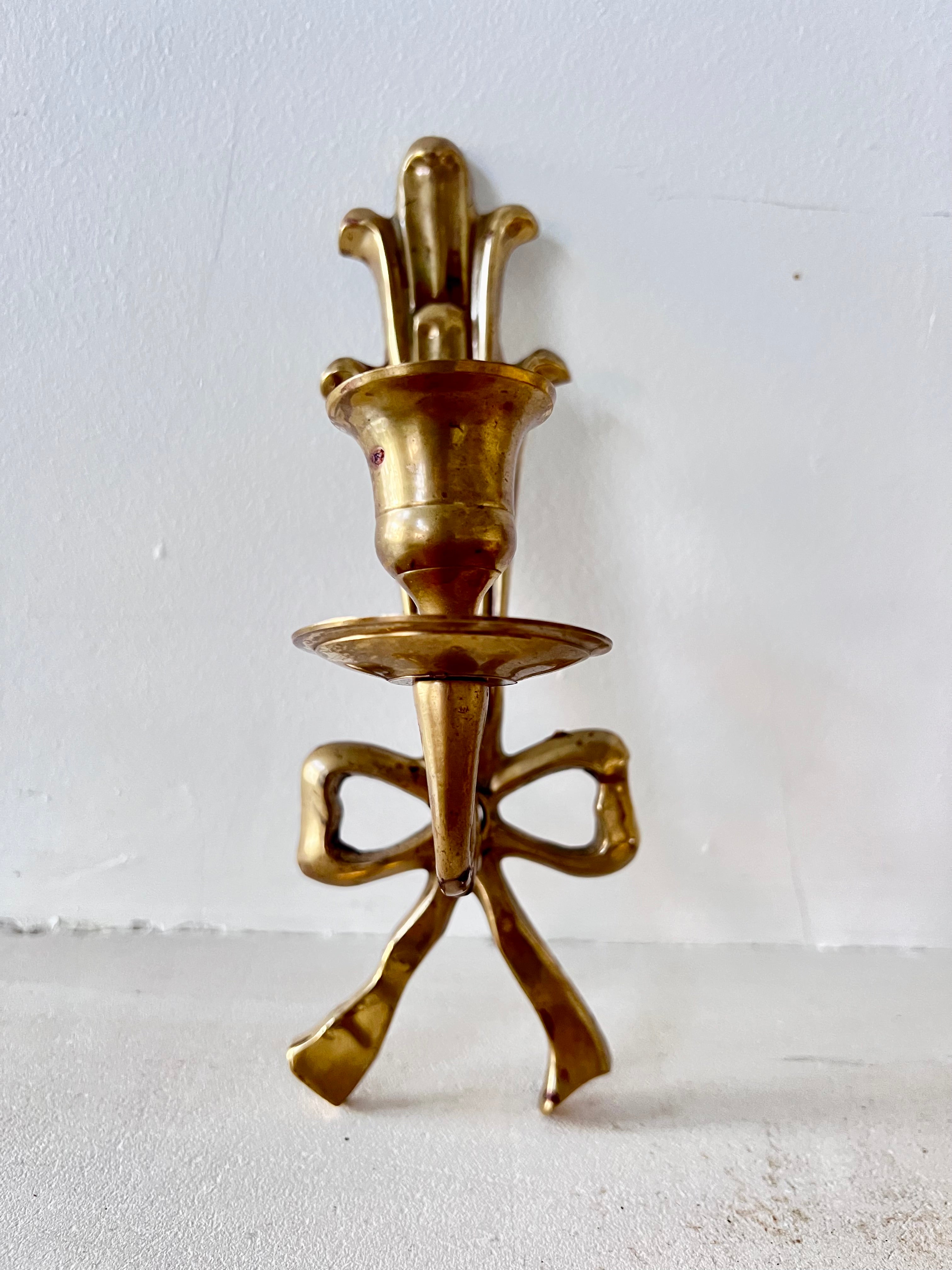 messing wandkandelaar vintage, wandkandelaar met strik, vintage kandelaar messing, klassieke wandkandelaar, decoratieve messing kandelaar, wandkaars houder messing, vintage interieur accessoires, messing kandelaar muur, nostalgische wandkandelaar, wandkaars vintage.