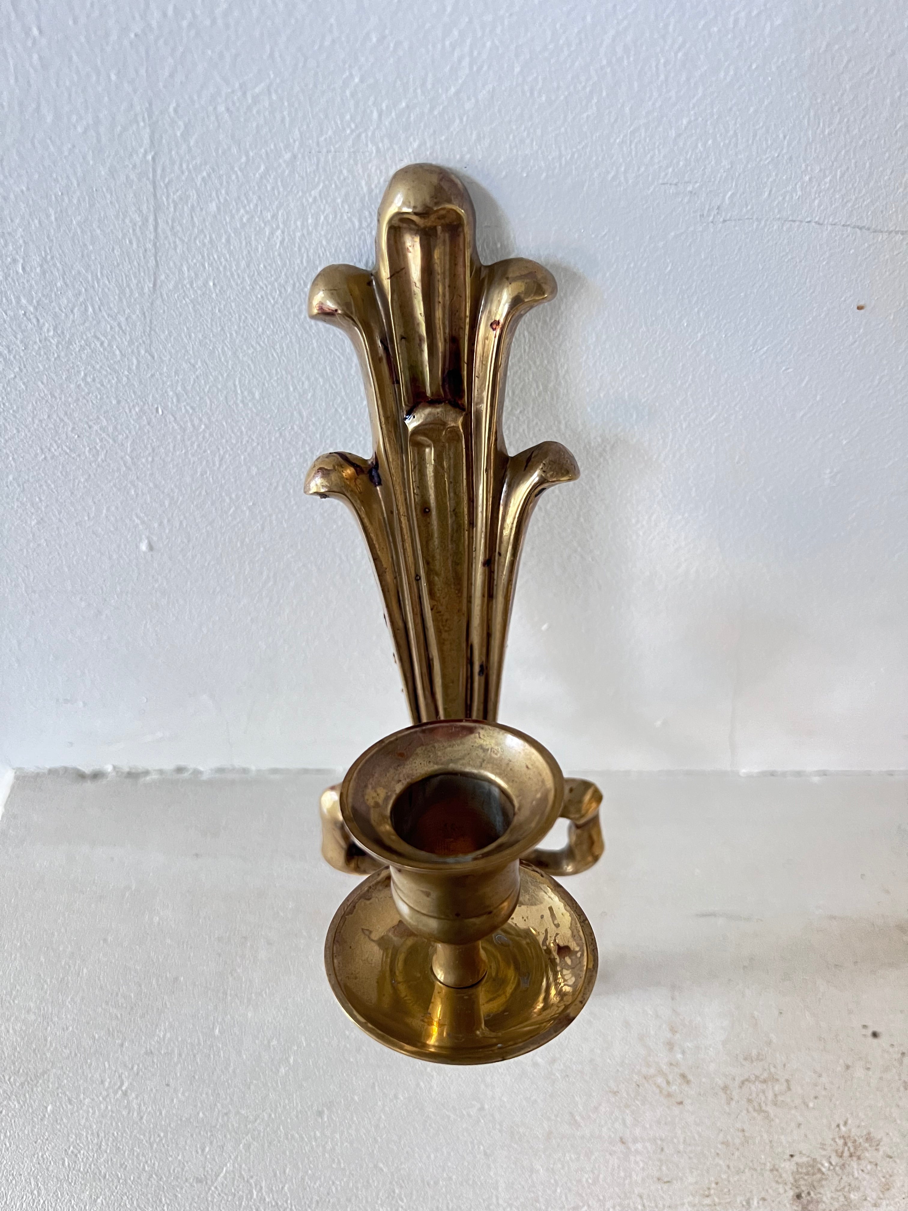 messing wandkandelaar vintage, wandkandelaar met strik, vintage kandelaar messing, klassieke wandkandelaar, decoratieve messing kandelaar, wandkaars houder messing, vintage interieur accessoires, messing kandelaar muur, nostalgische wandkandelaar, wandkaars vintage.