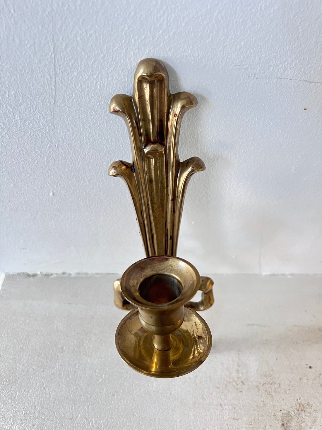 messing wandkandelaar vintage, wandkandelaar met strik, vintage kandelaar messing, klassieke wandkandelaar, decoratieve messing kandelaar, wandkaars houder messing, vintage interieur accessoires, messing kandelaar muur, nostalgische wandkandelaar, wandkaars vintage.