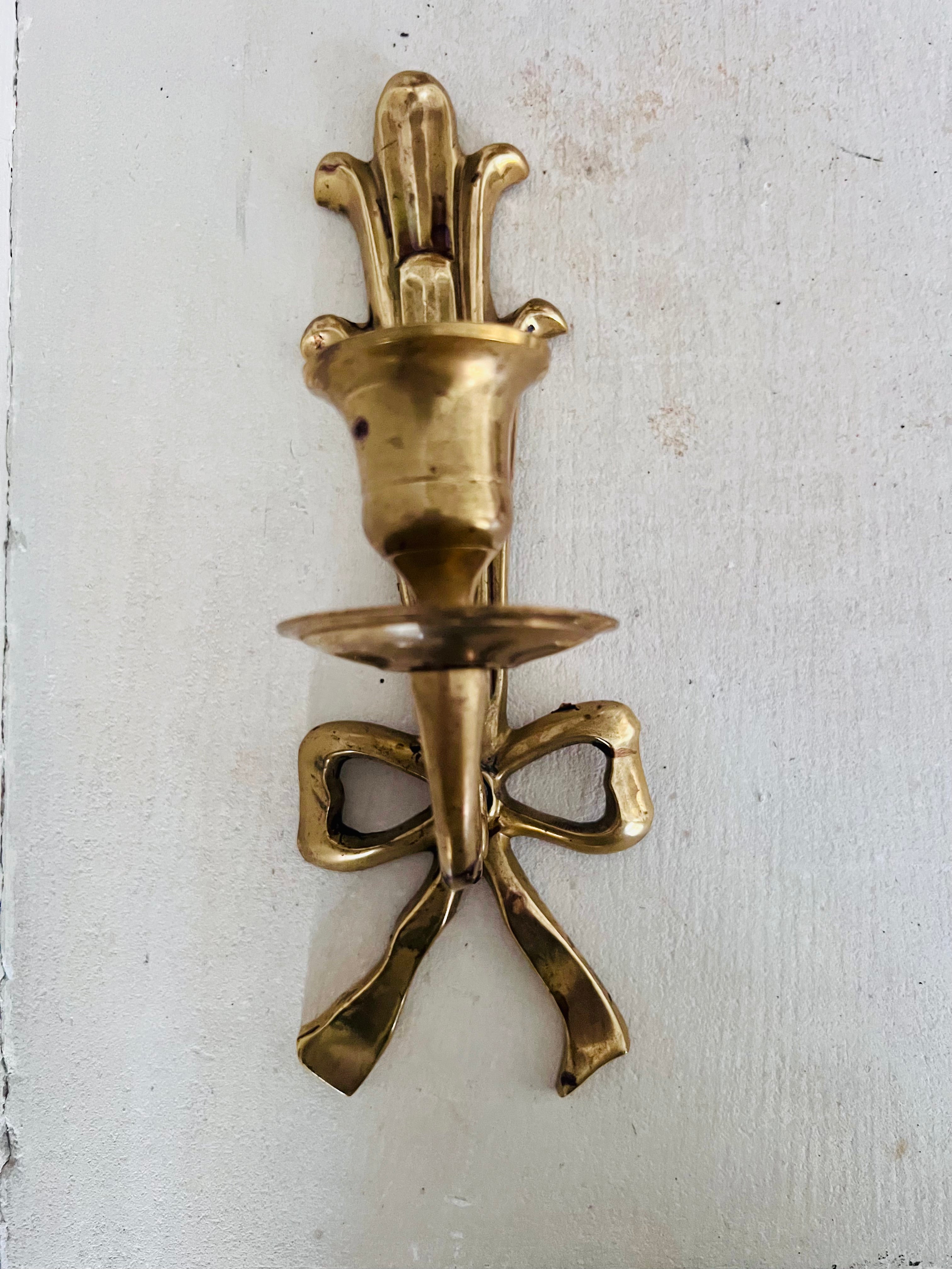 messing wandkandelaar vintage, wandkandelaar met strik, vintage kandelaar messing, klassieke wandkandelaar, decoratieve messing kandelaar, wandkaars houder messing, vintage interieur accessoires, messing kandelaar muur, nostalgische wandkandelaar, wandkaars vintage.