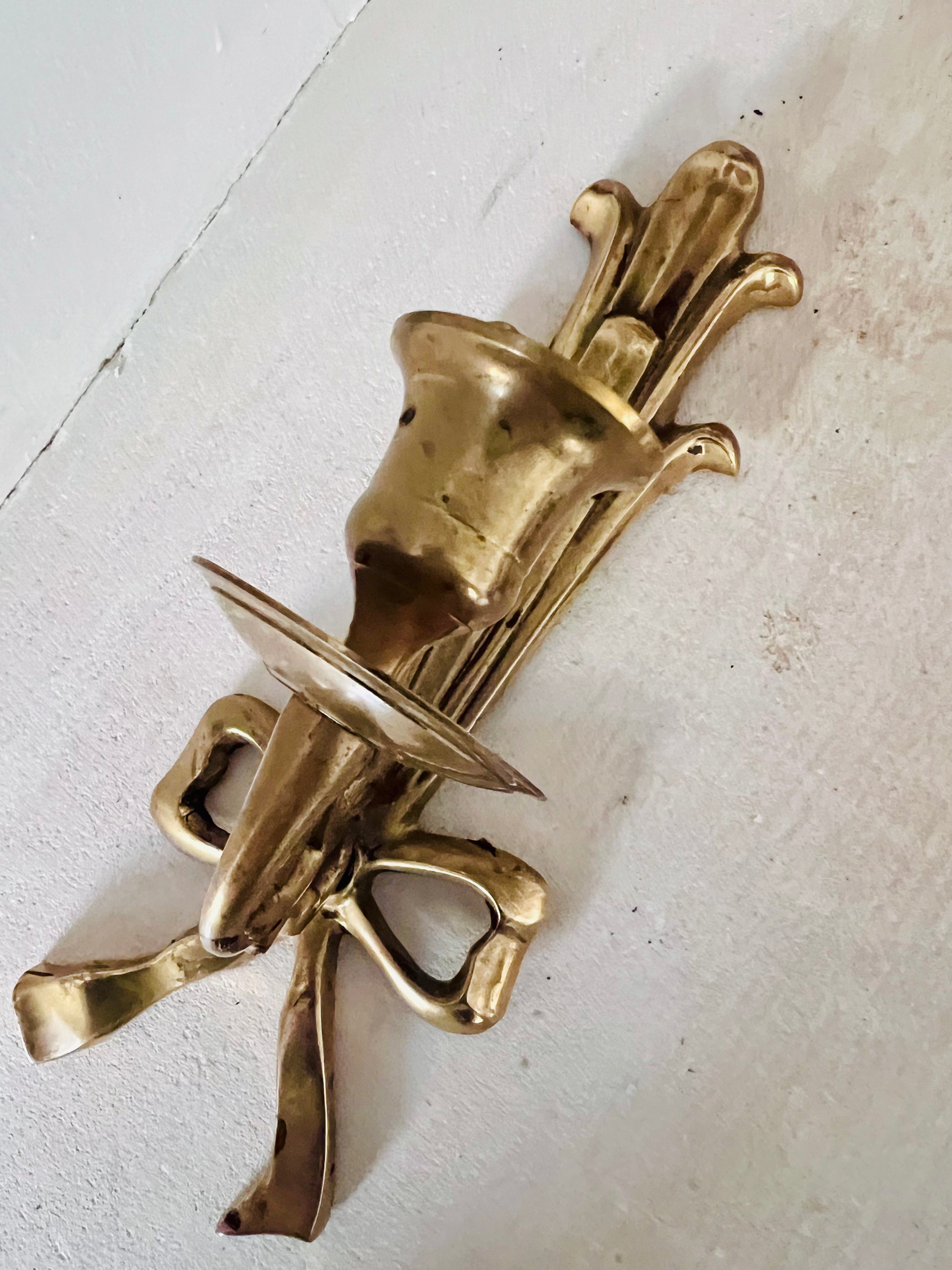 messing wandkandelaar vintage, wandkandelaar met strik, vintage kandelaar messing, klassieke wandkandelaar, decoratieve messing kandelaar, wandkaars houder messing, vintage interieur accessoires, messing kandelaar muur, nostalgische wandkandelaar, wandkaars vintage.