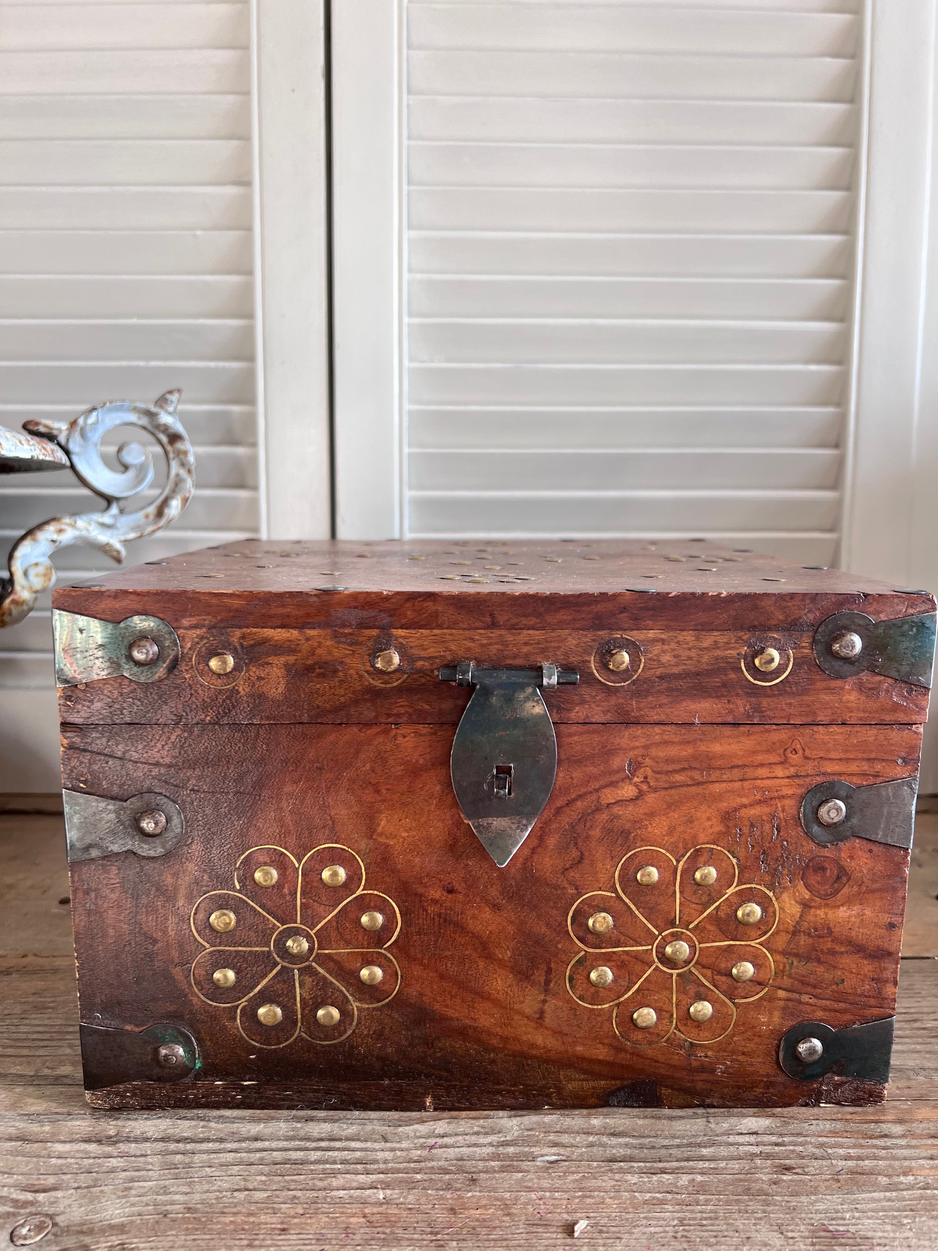 Teak houten opbergdoos uit India met messing beslag