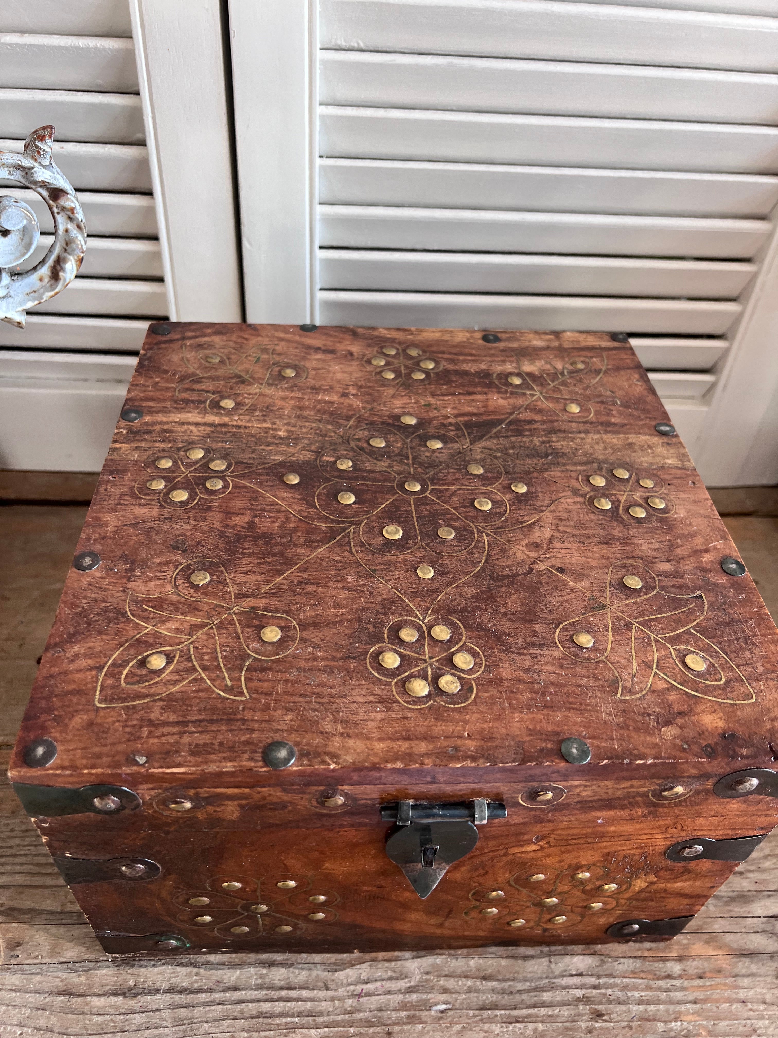 Teak houten opbergdoos uit India met messing beslag