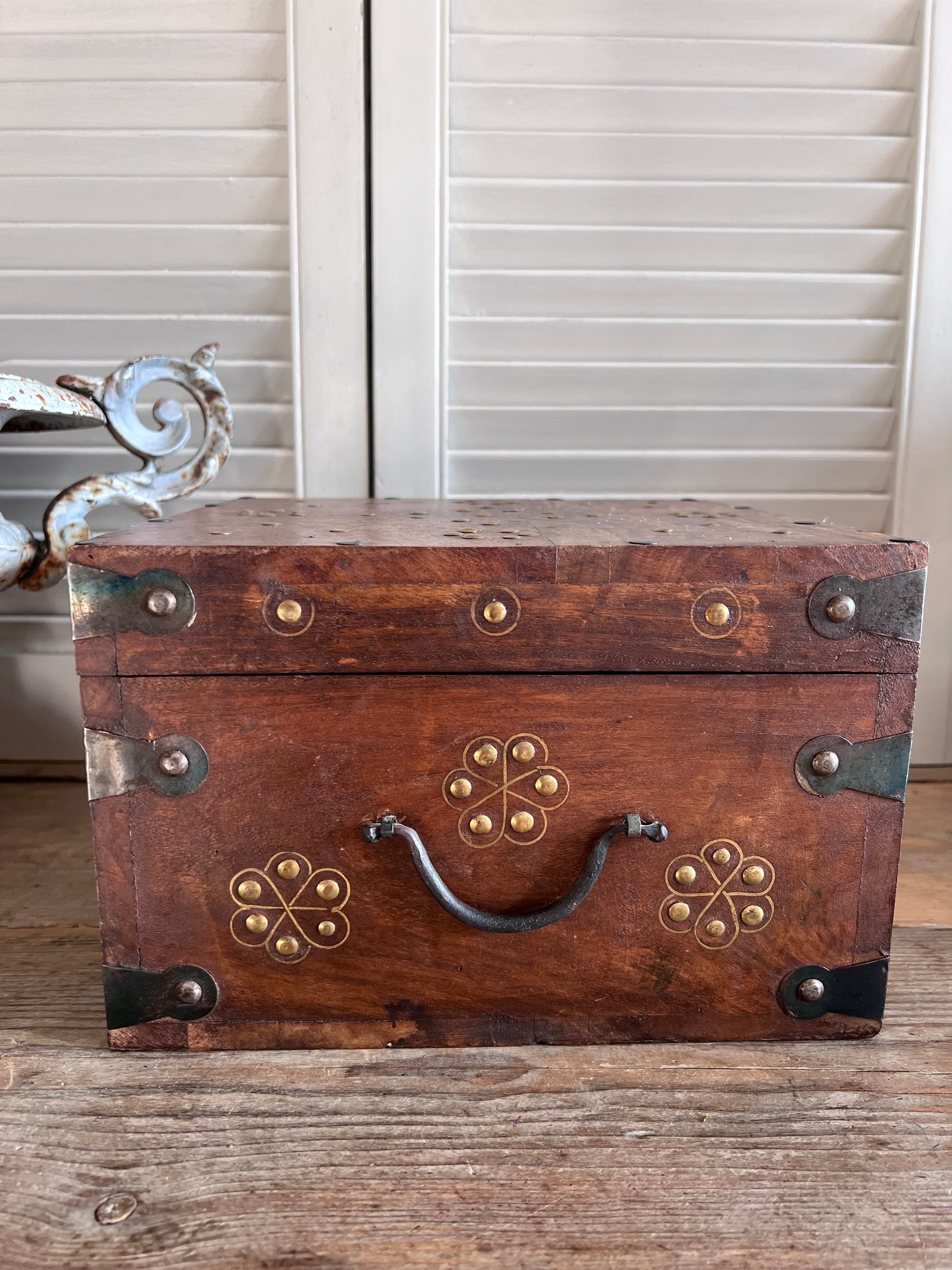 Teak houten opbergdoos uit India met messing beslag