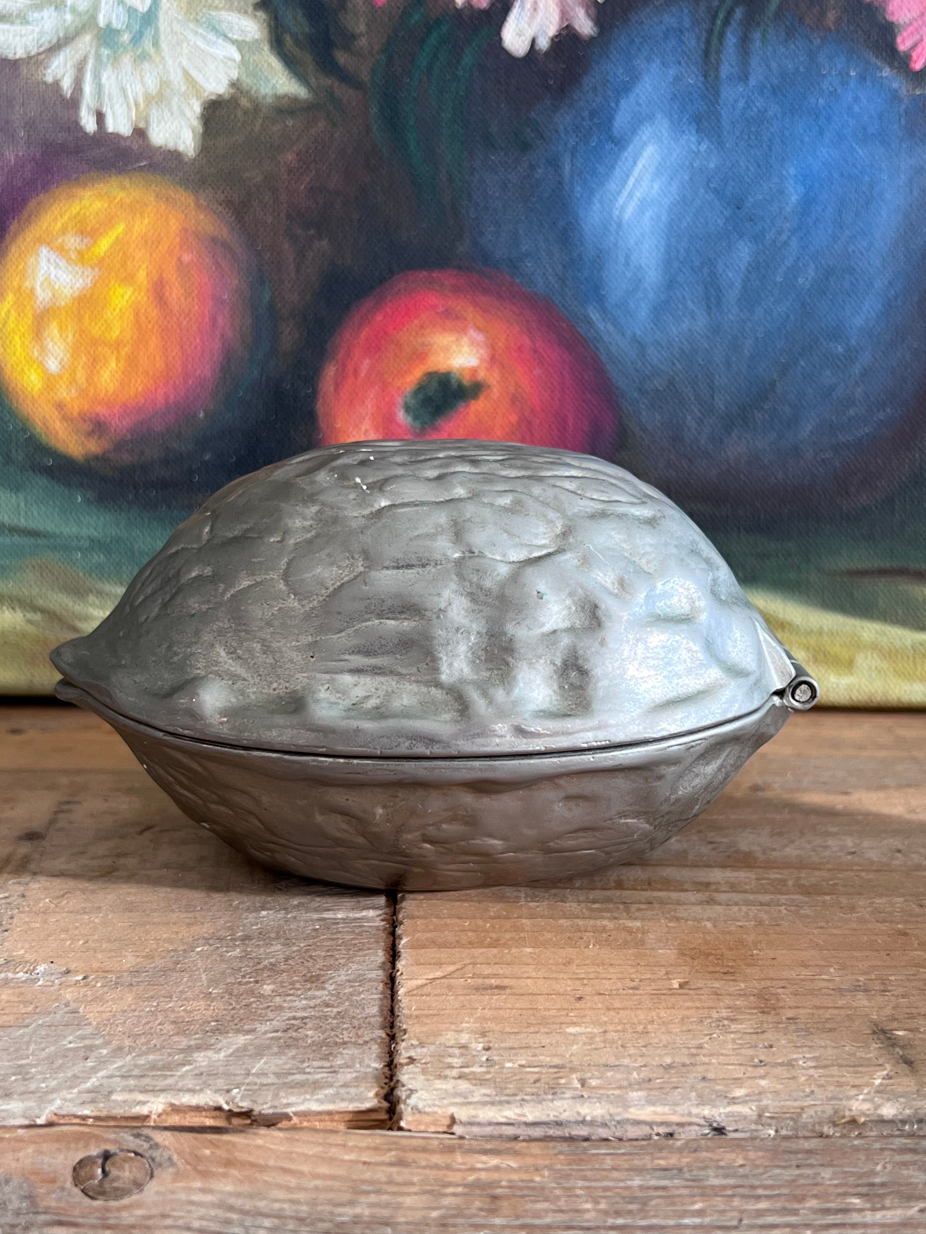 Notenkraker walnoot dof metaal, vintage notenkraker walnoot. Walnoot notenkraker