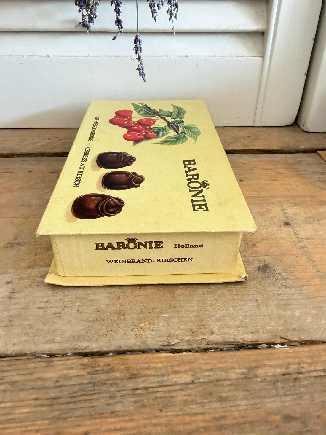 Vintage Baronie doos, oude bonbondoos, kersenbonbon, Cerises au Kirsch, vintage chocoladeverpakking, retro verpakking, Nederlandse chocolade, jaren 60 verpakking, Sofia&