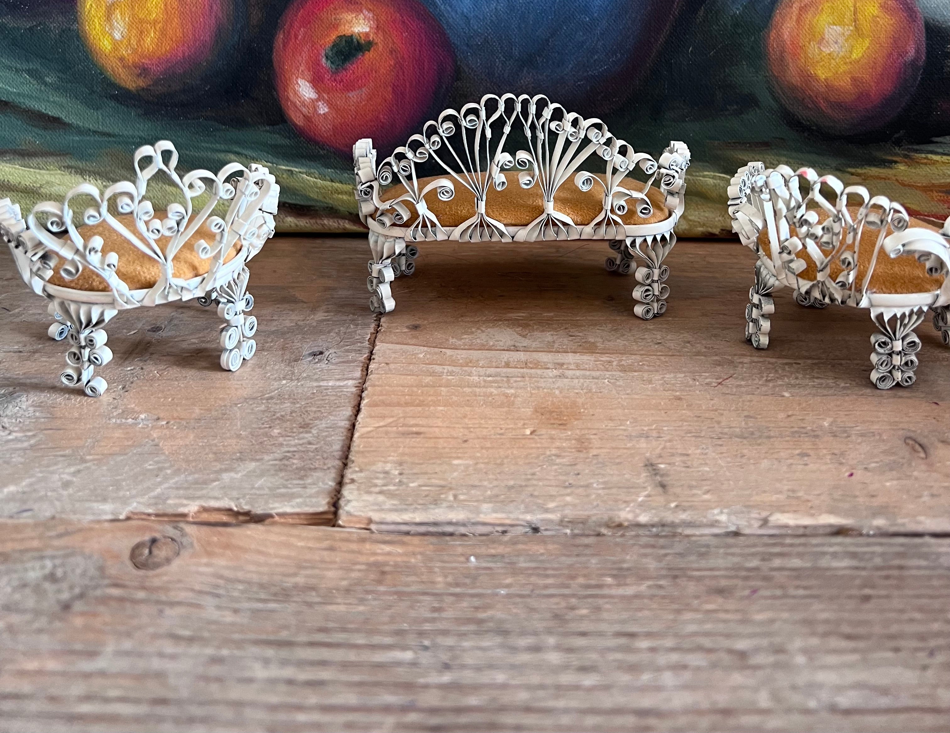 handgemaakte poppenhuis meubeltjes, poppenhuis bankje met stoeltjes, metalen poppenhuis meubels, wit metalen poppenhuis meubelen, mosterdgele bekleding