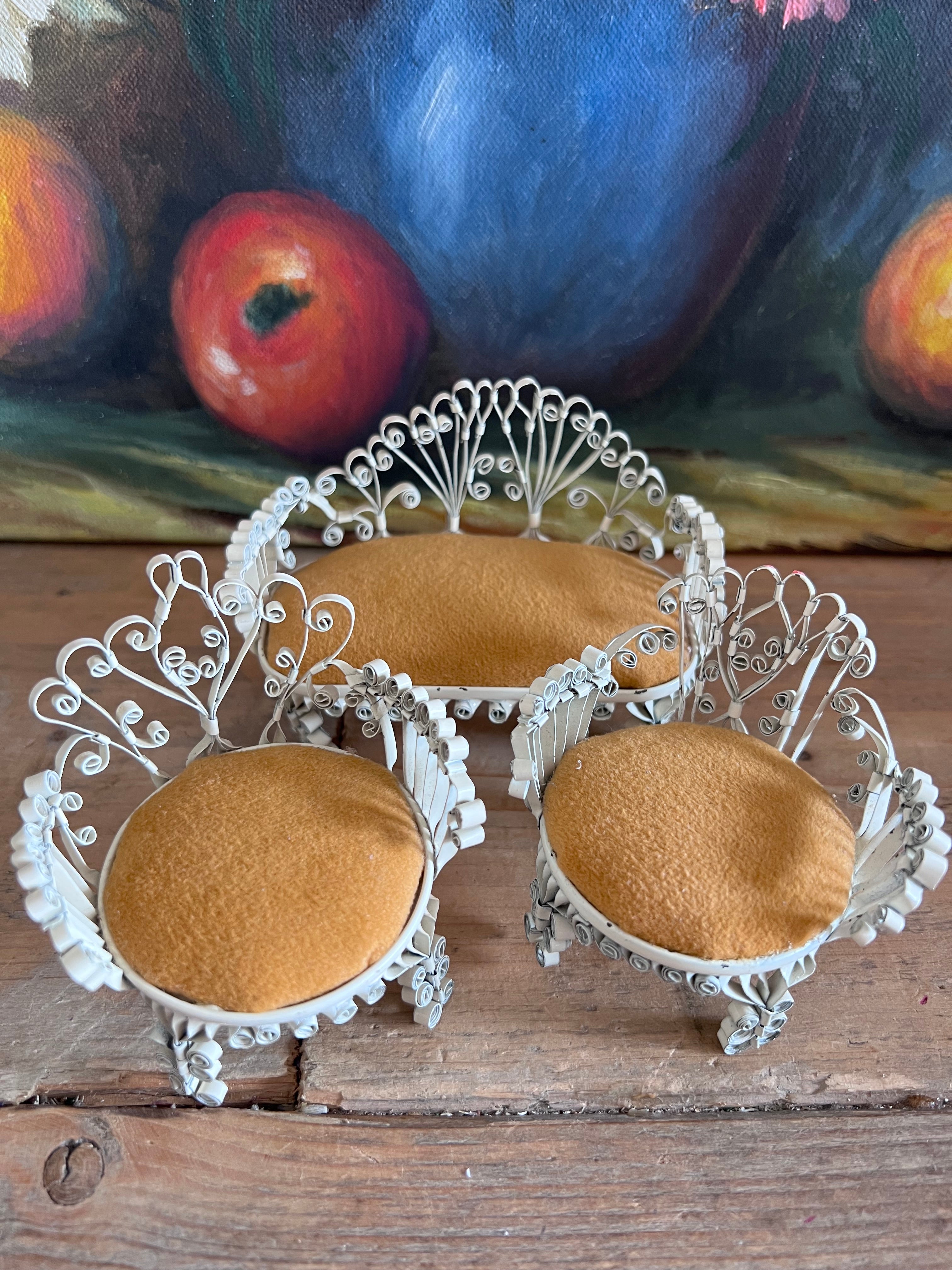 handgemaakte poppenhuis meubeltjes, poppenhuis bankje met stoeltjes, metalen poppenhuis meubels, wit metalen poppenhuis meubelen, mosterdgele bekleding