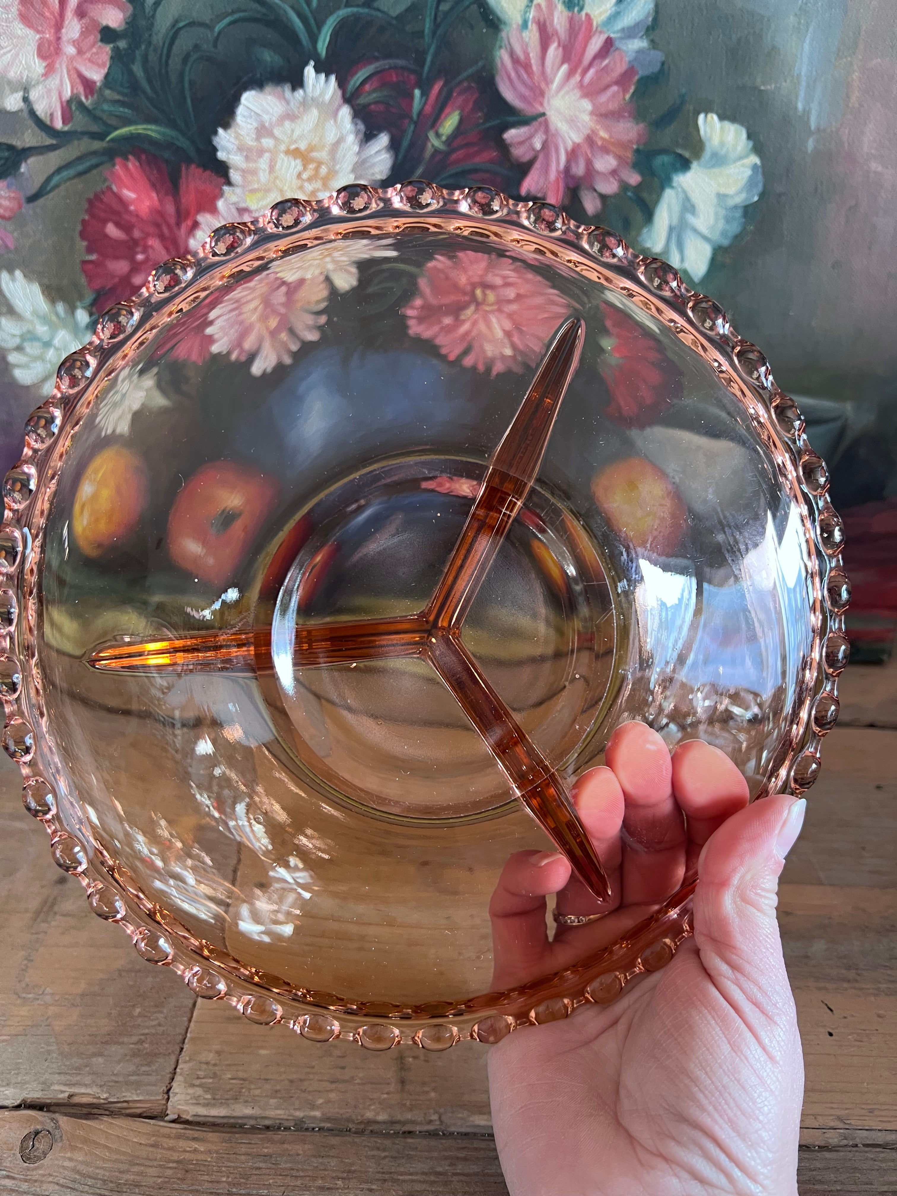 roze Art Deco schaal, persglas schaal, schaal met vakverdeling, schaal met parelrand, vintage servies, Art Deco servies, schaal voor hapjes, decoratieve schaal.