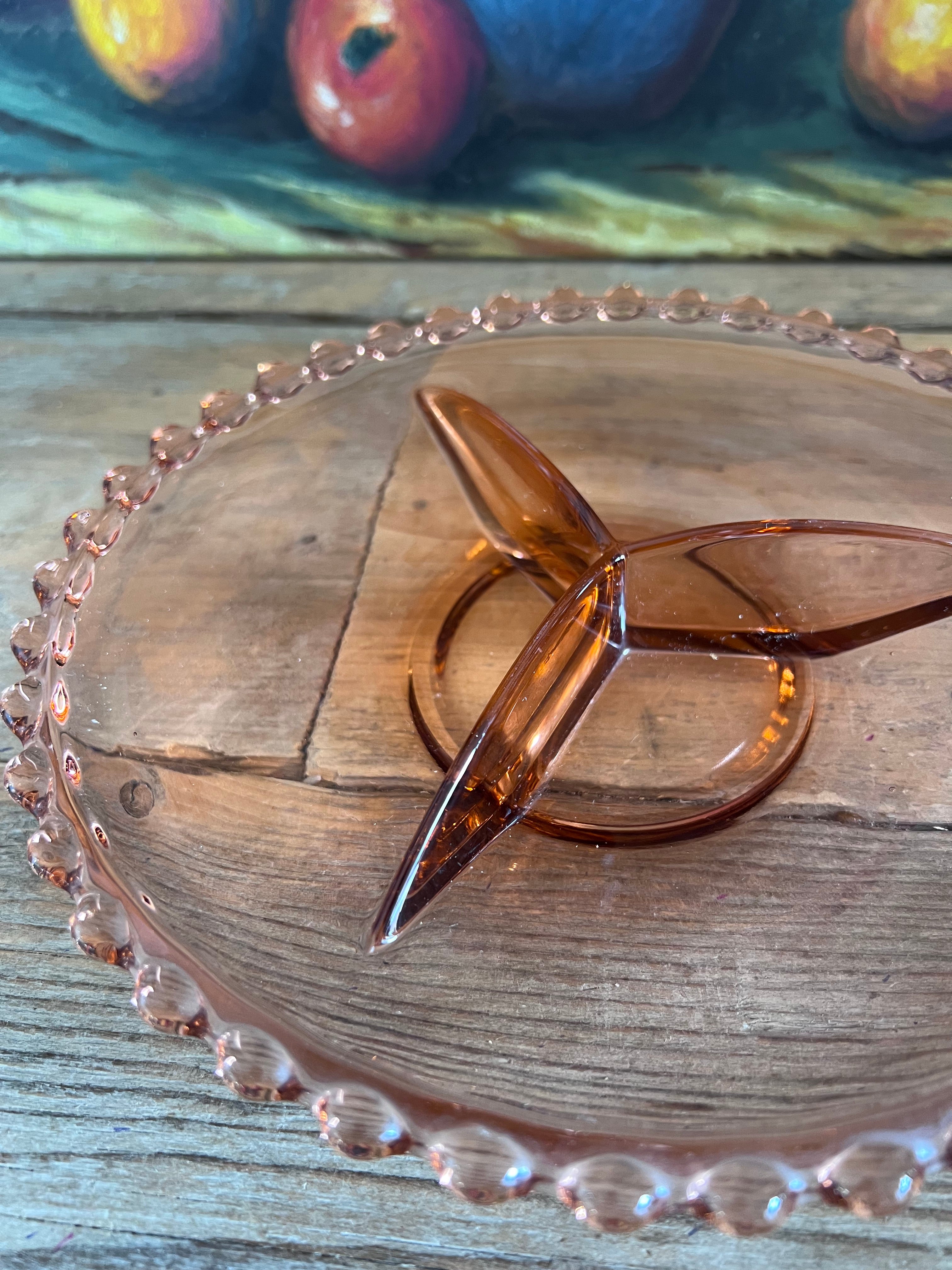 roze Art Deco schaal, persglas schaal, schaal met vakverdeling, schaal met parelrand, vintage servies, Art Deco servies, schaal voor hapjes, decoratieve schaal.