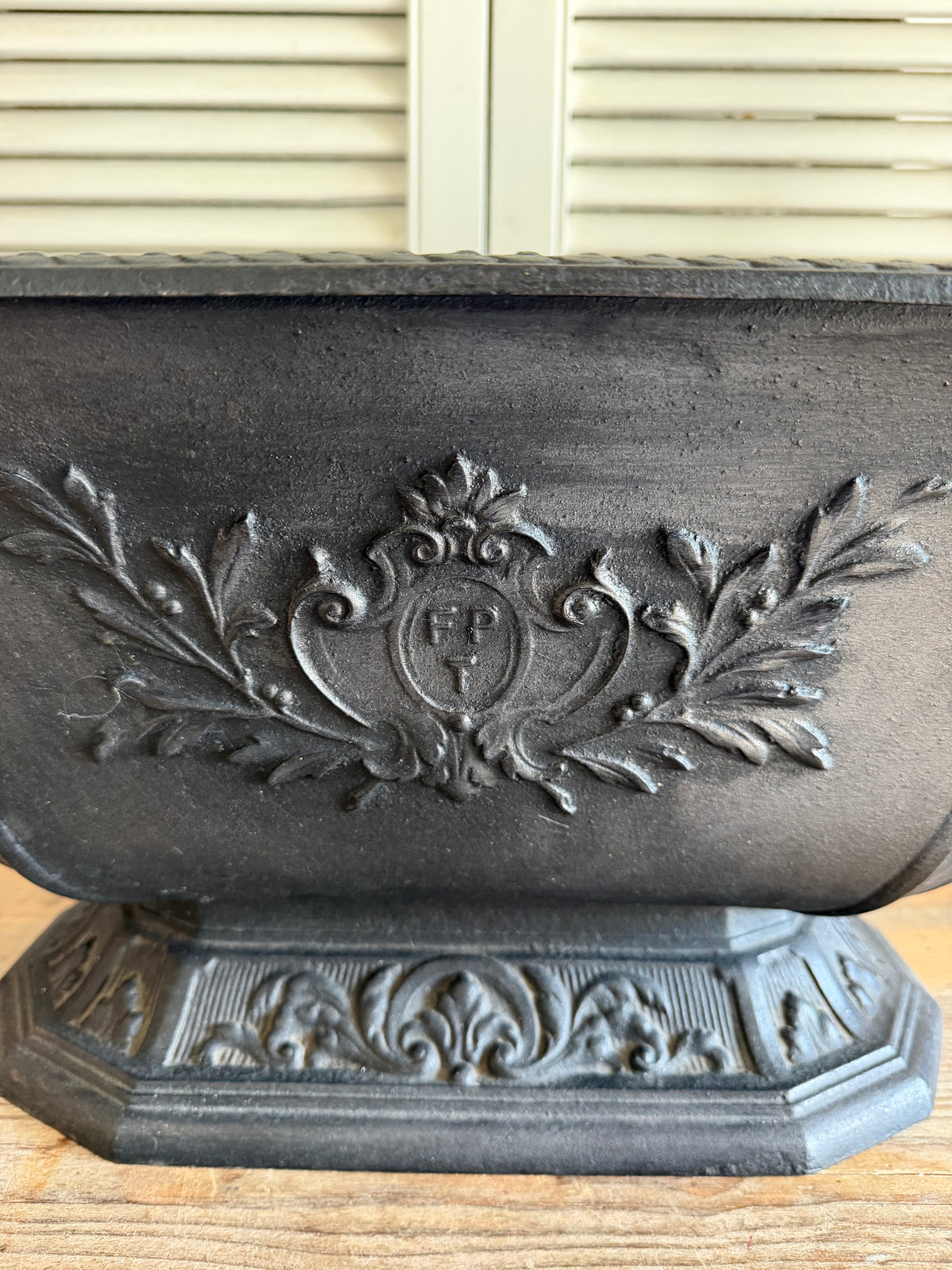 vintage jardiniere, gietijzeren plantenbak, Franse brocante stijl, zwarte jardinière, decoratieve plantenbak, houtbak, Sofia&