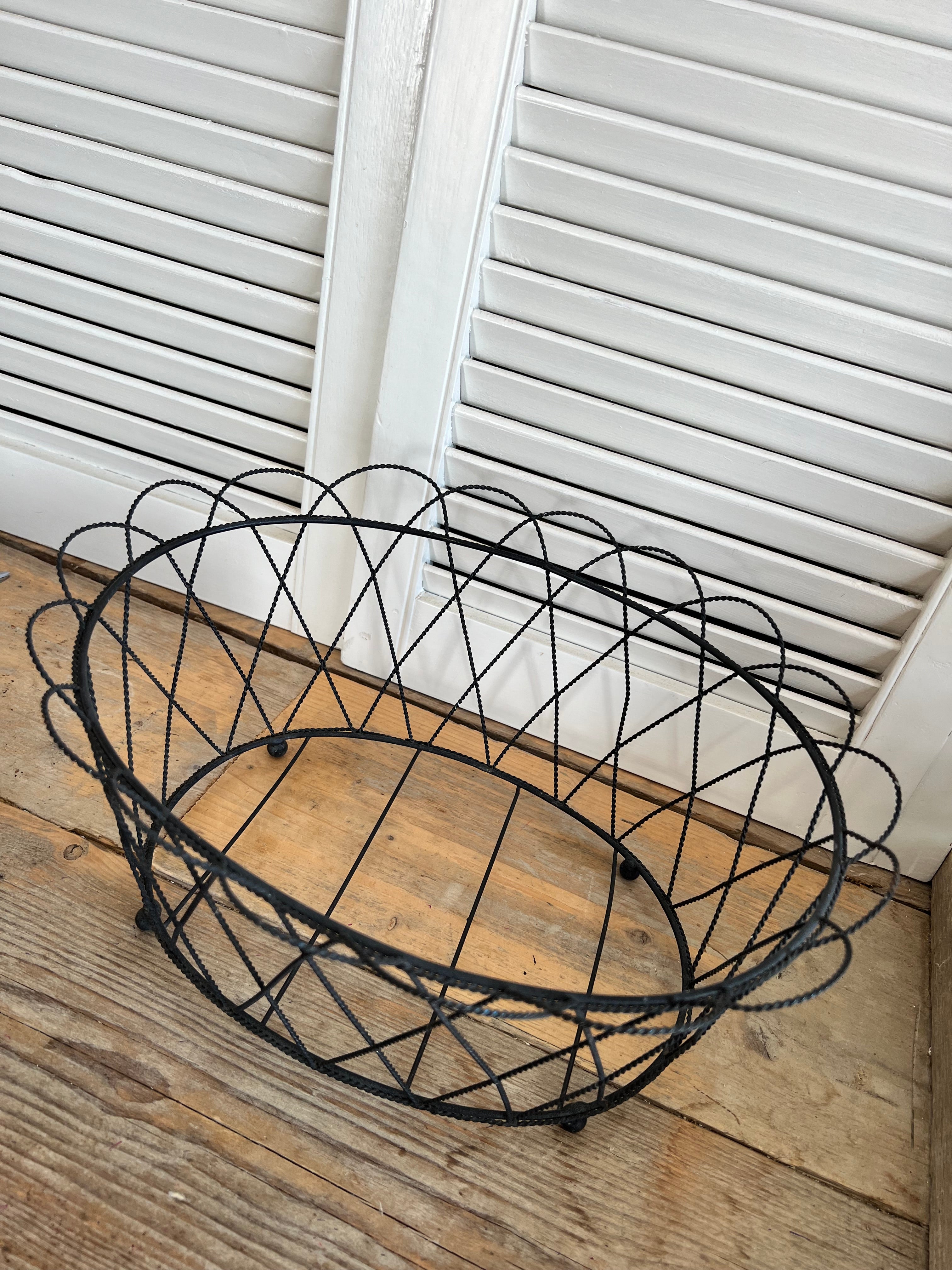 Zwart metalen mandje