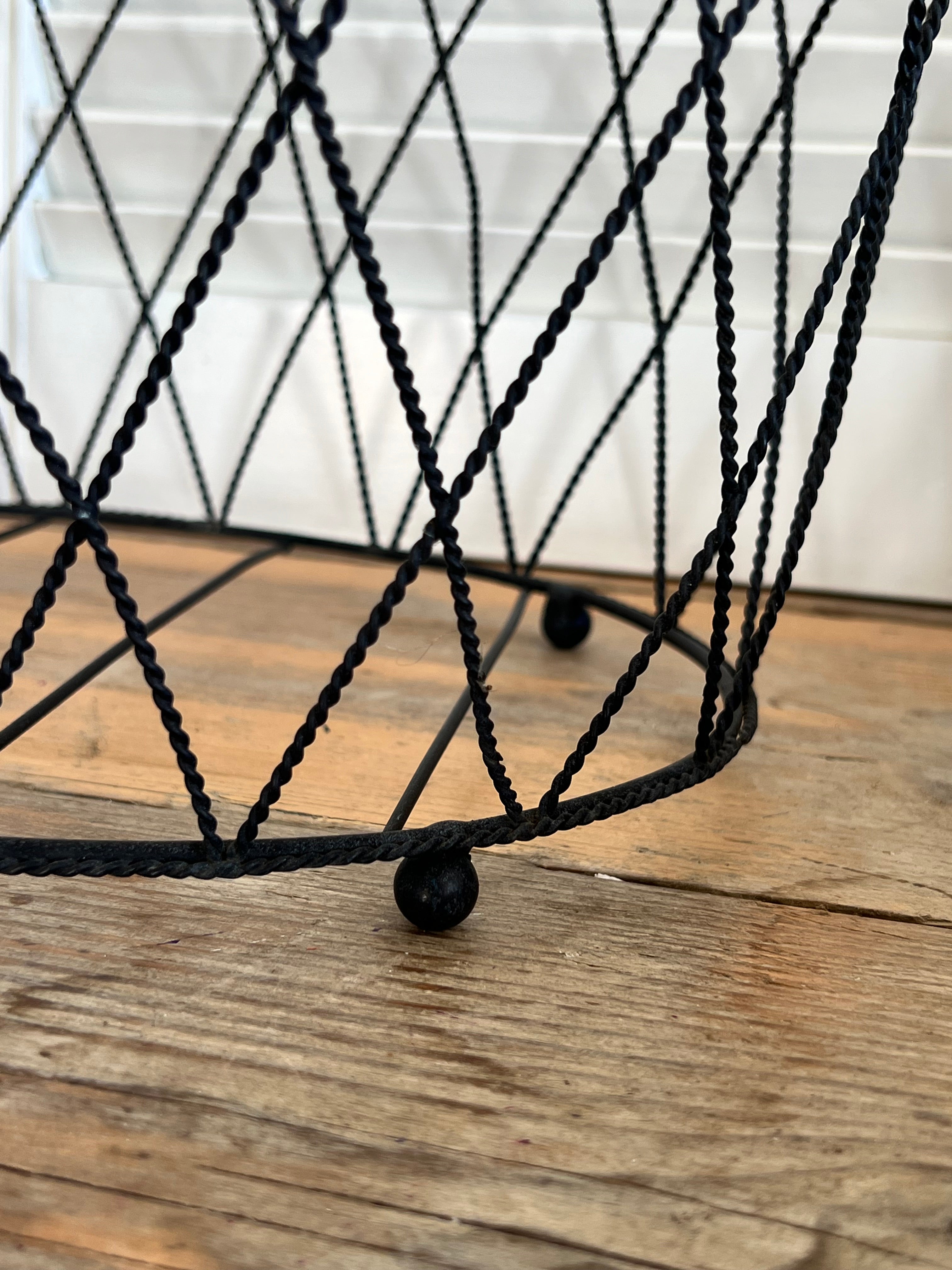 Zwart metalen mandje