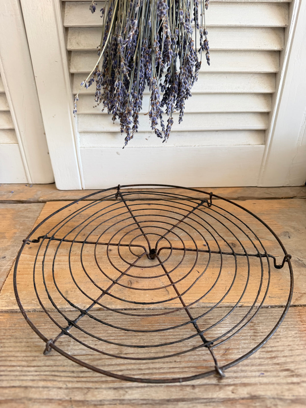 Fil de fer, oud taartrooster, Franse brocante, vintage afkoelrooster, frans keukengerei, brocante keukenaccessoires, Franse landelijke keuken, Sofia&