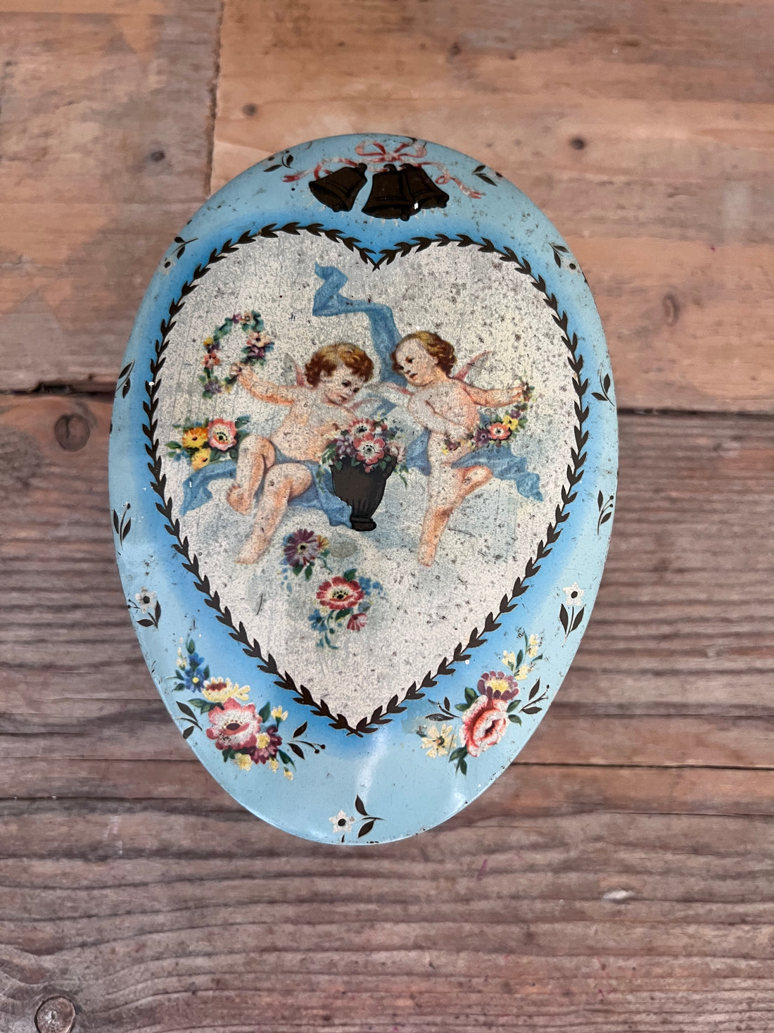 Cote d’Or chocolade blikje, lichtblauw chocolade blikje, ovale chocoladeblikjes, chocolade cadeauverpakking, engeltjes design blikje, stijlvolle chocoladehouder, Cote d’Or chocolade cadeau, verzamelblikken chocolade, luxe chocoladeverpakking.