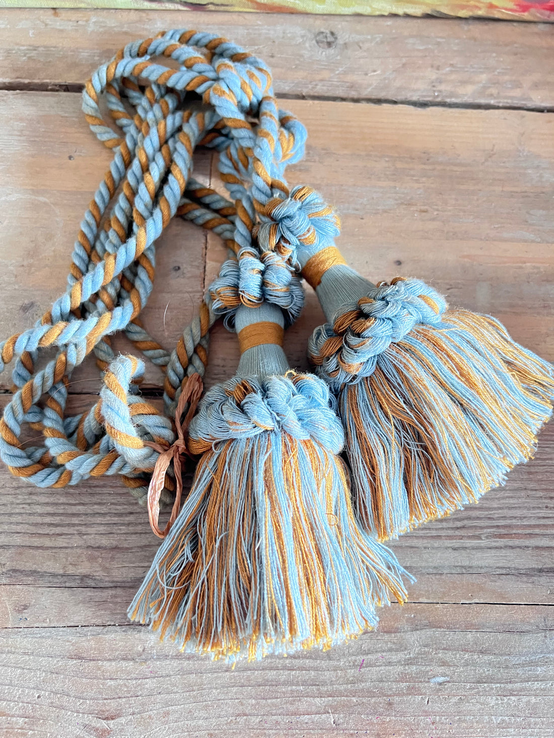 vintage embrasses, Franse embrasses, blauwe embrasses met kwasten, okergele kwasten embrasses, gordijnhouders vintage, Franse gordijnembrasses, decoratieve embrasses, vintage gordijnaccessoires, elegante embrasses Frankrijk.