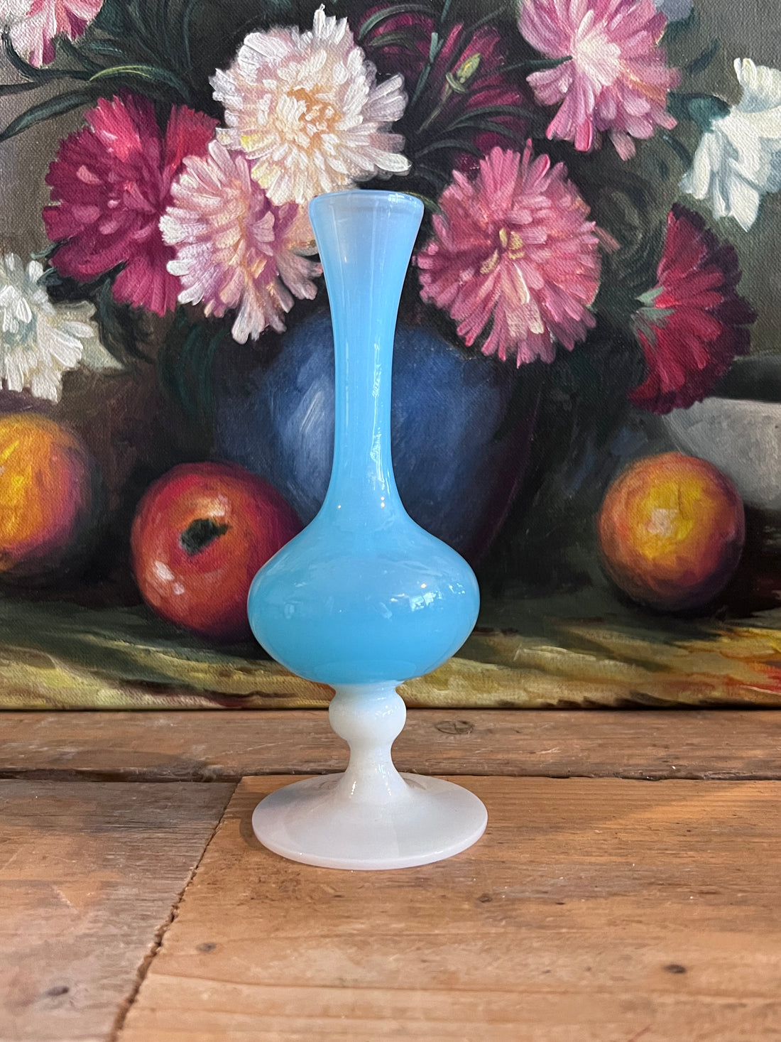 Blauwe vintage vaas met witte opaline voet