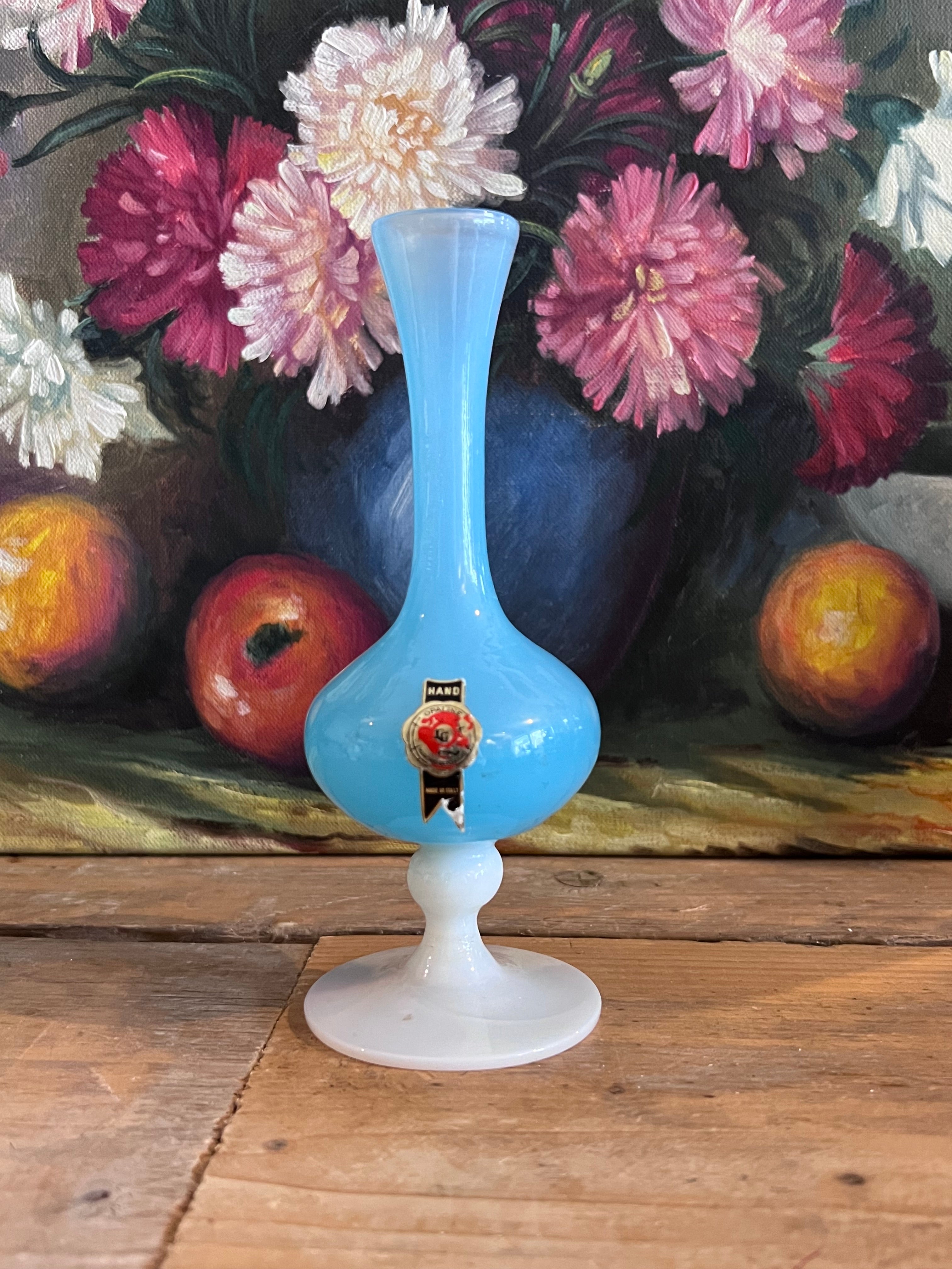 Blauwe vintage vaas met witte opaline voet