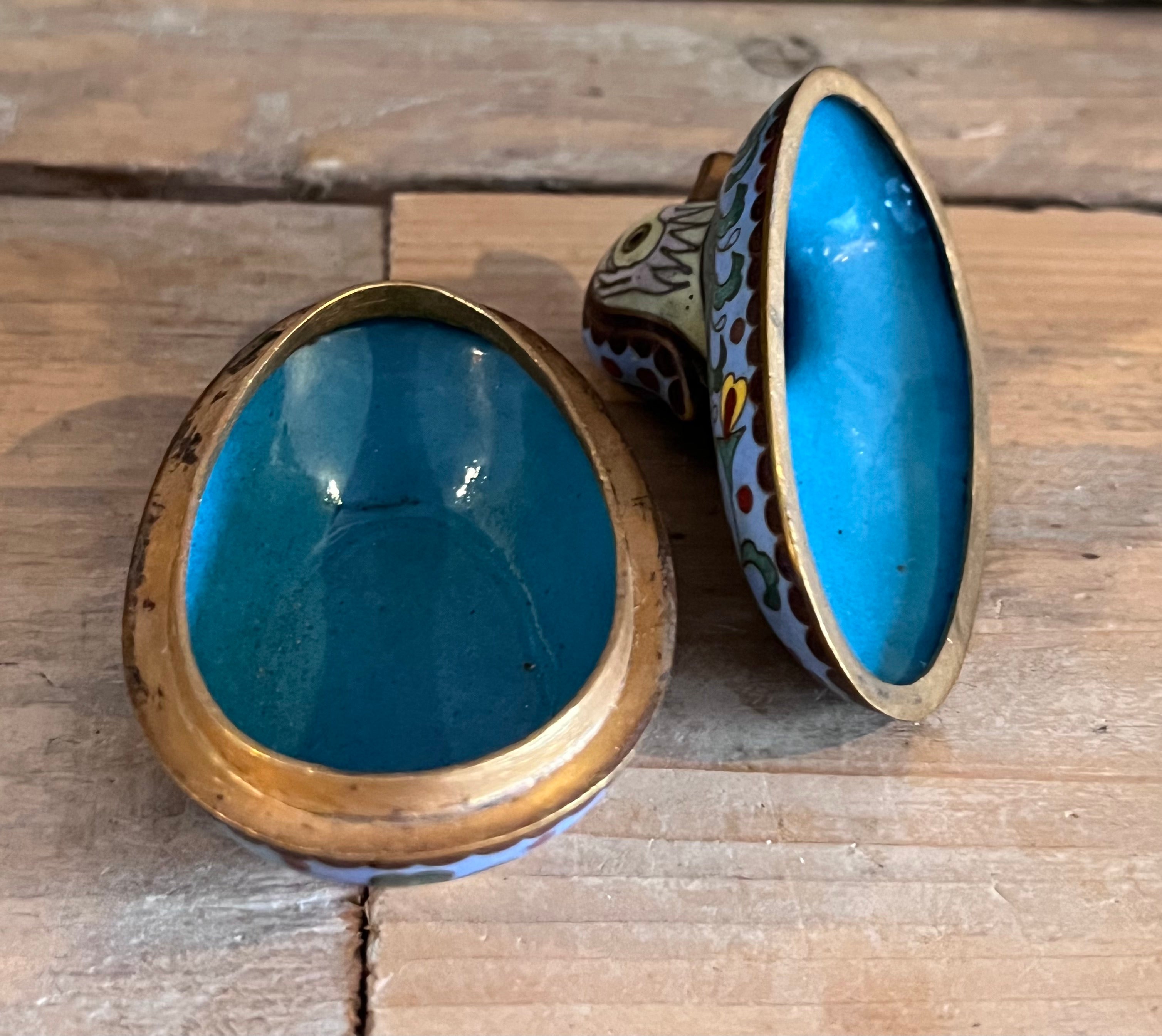 eend dekseldoosje cloisonné, vintage cloisonné doosje, kleurrijk cloisonné doosje, eend sieradendoosje, handgemaakt cloisonné, vintage dekseldoosje, cloisonné kunstwerk, kleurrijk eend doosje, verzamelobject cloisonné.