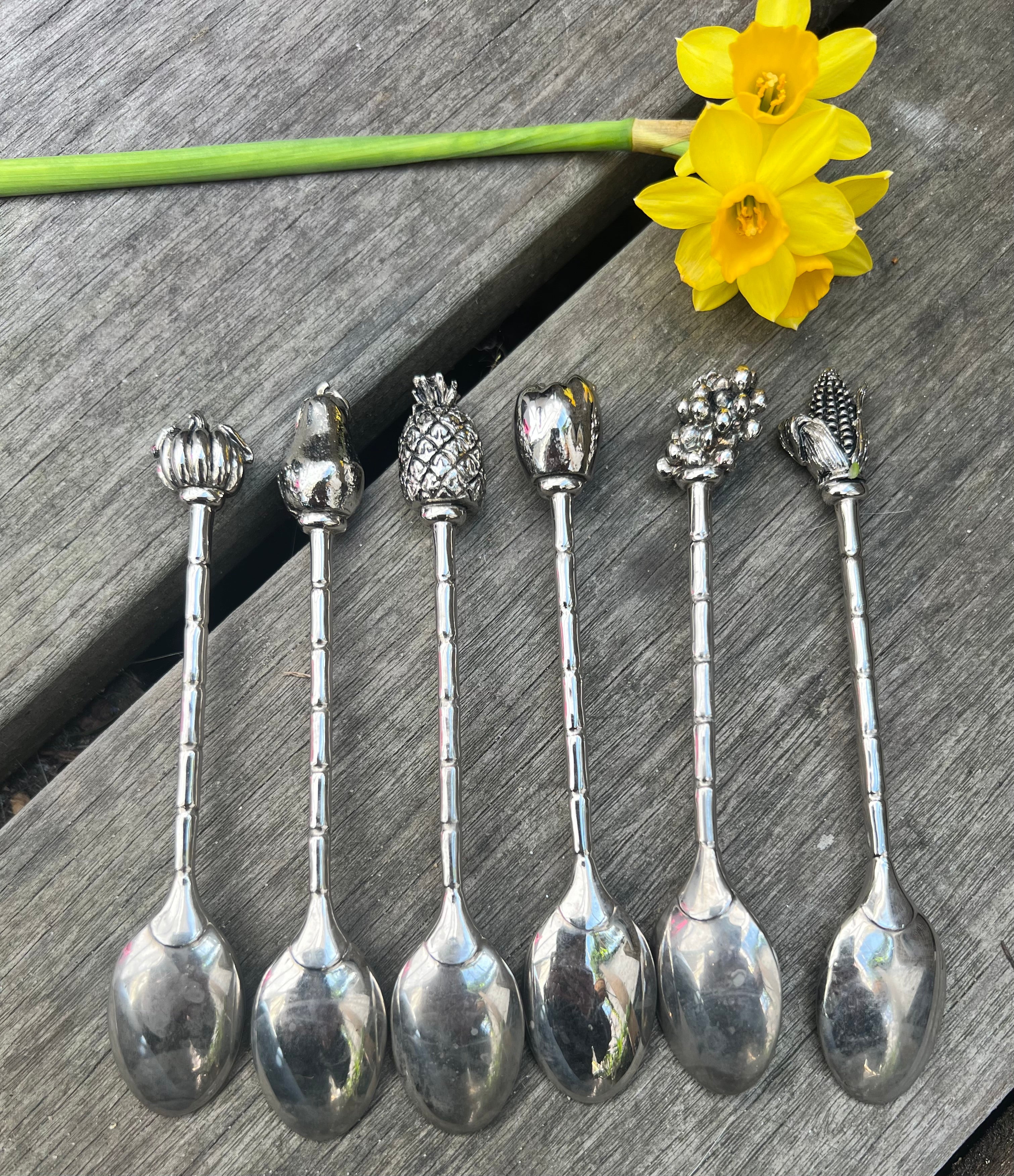 Verzilverde theelepels met groenten en fruit