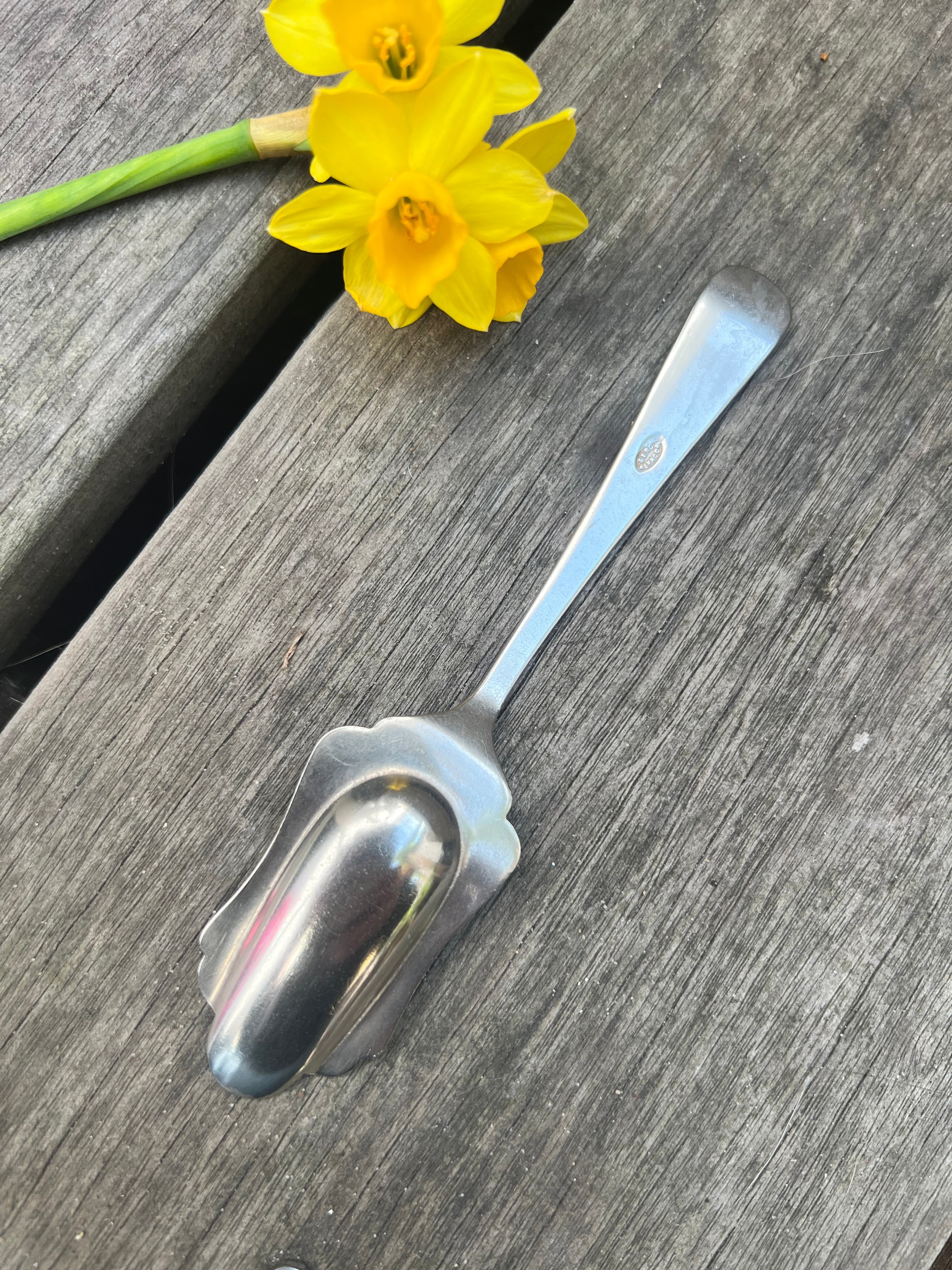 Antieke suikerlepel met lelietjes-van-dalen