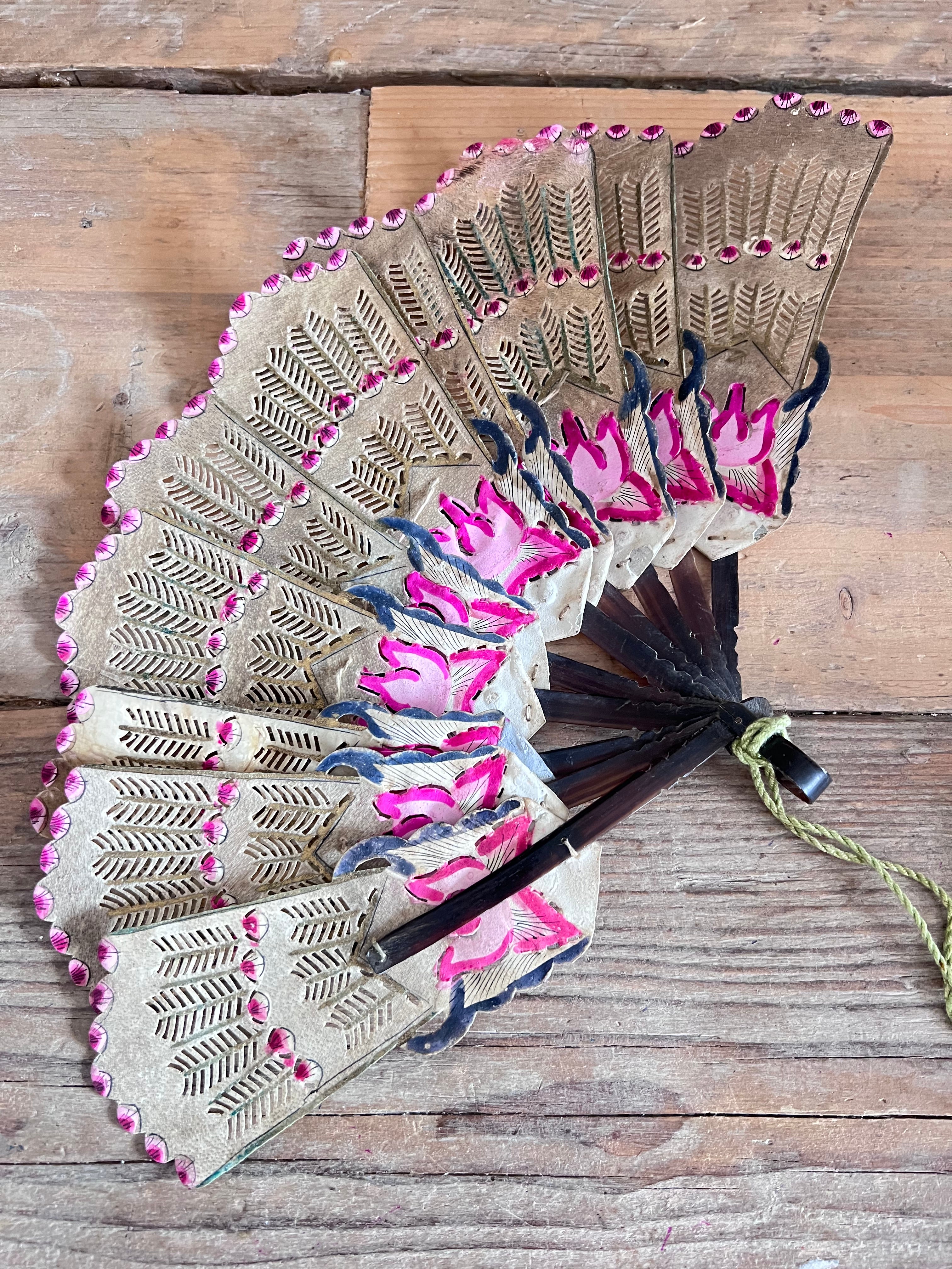 Wayang waaier handgemaakt, antieke wayang waaier, waaier van leer en hoorn, traditioneel Javaans handwerk, antiek Indonesisch decor, authentieke Javaanse waaier, handgemaakte waaier Java, antiek Indonesisch souvenir, Wayang waaier in zeer goede staat.