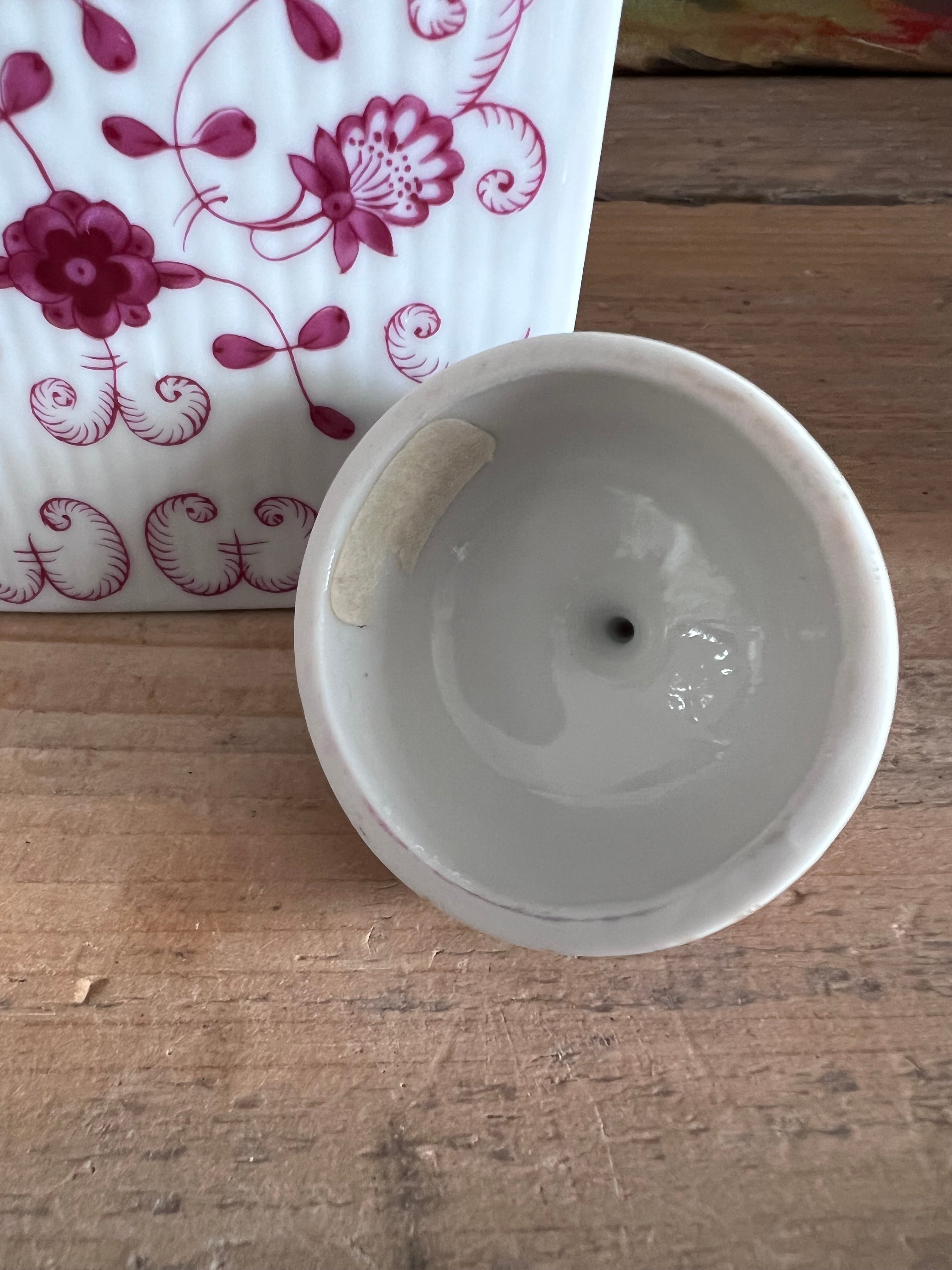 China purpur theebus, porseleinen theebus, theebus porselein, vintage theebus, purperen theebus, theebus decoratief, stijlvol theebus, bewaarbuis thee, authentieke theebus porselein.