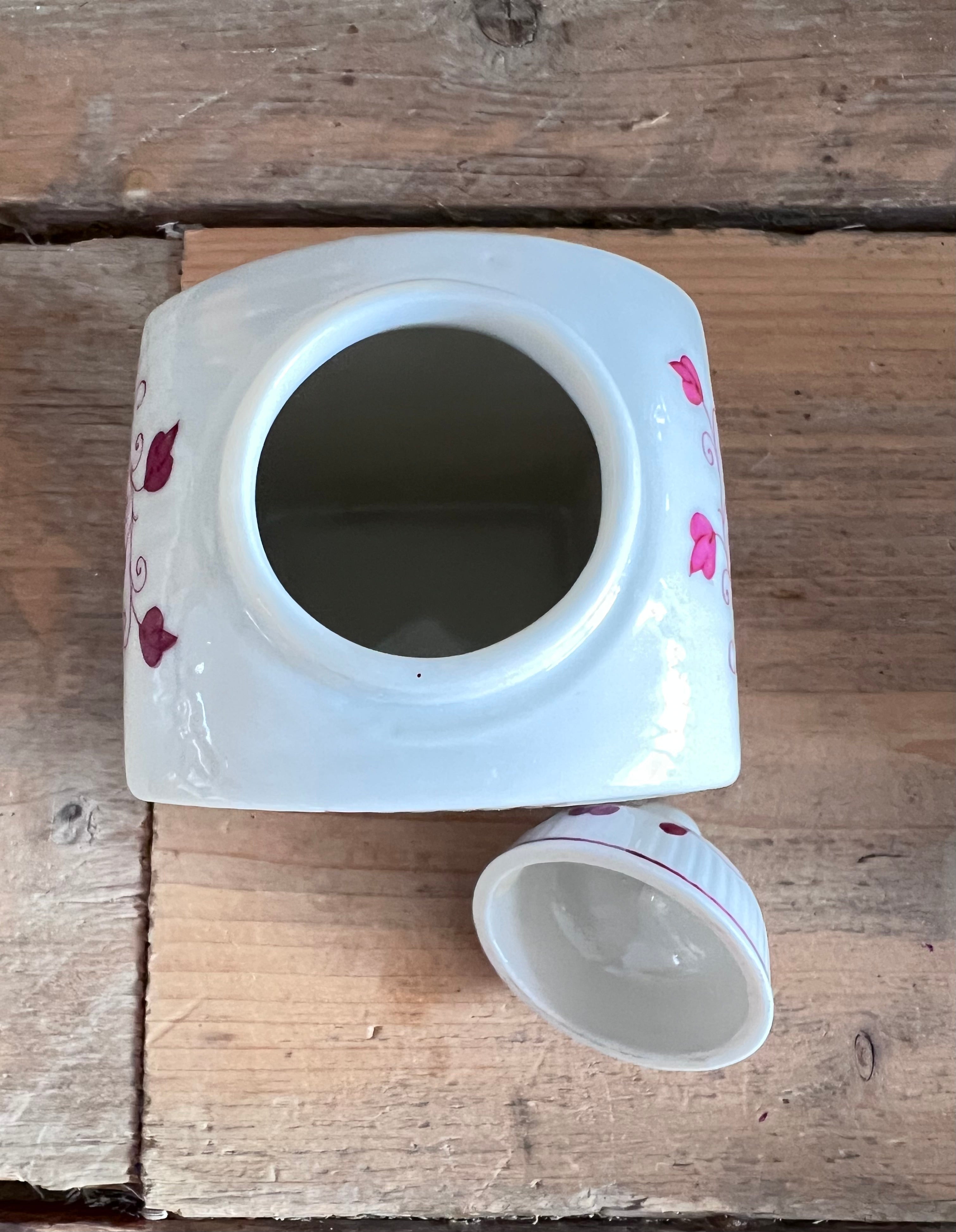 China purpur theebus, porseleinen theebus, theebus porselein, vintage theebus, purperen theebus, theebus decoratief, stijlvol theebus, bewaarbuis thee, authentieke theebus porselein.