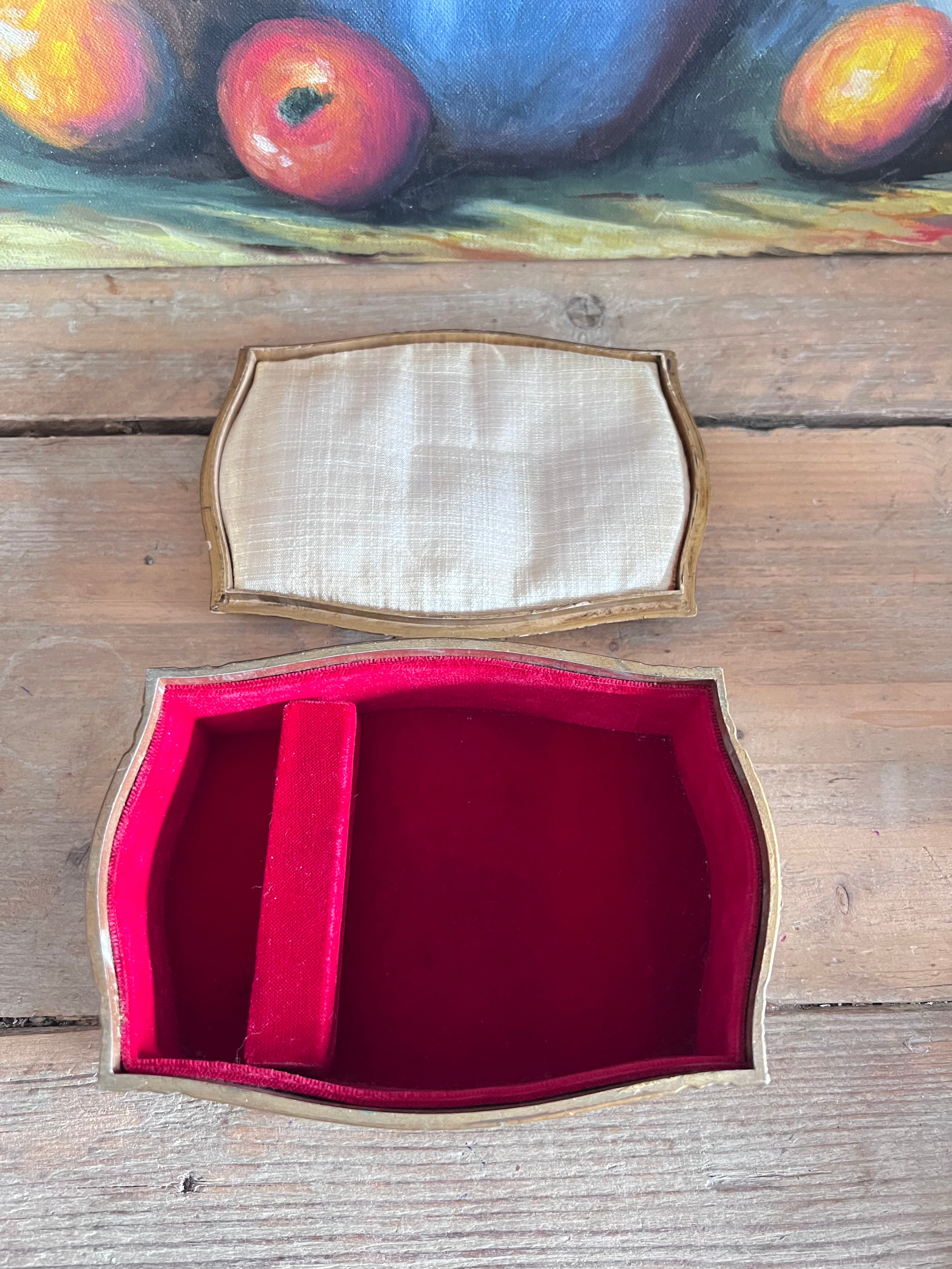 goudkleurig sieradendoosje, sieradendoosje kunststof, Italiaans vintage sieradendoosje, vintage sieradendoosje, sieraden opbergen, sieradendoosje goudkleurig, sieradendoosje cadeau.