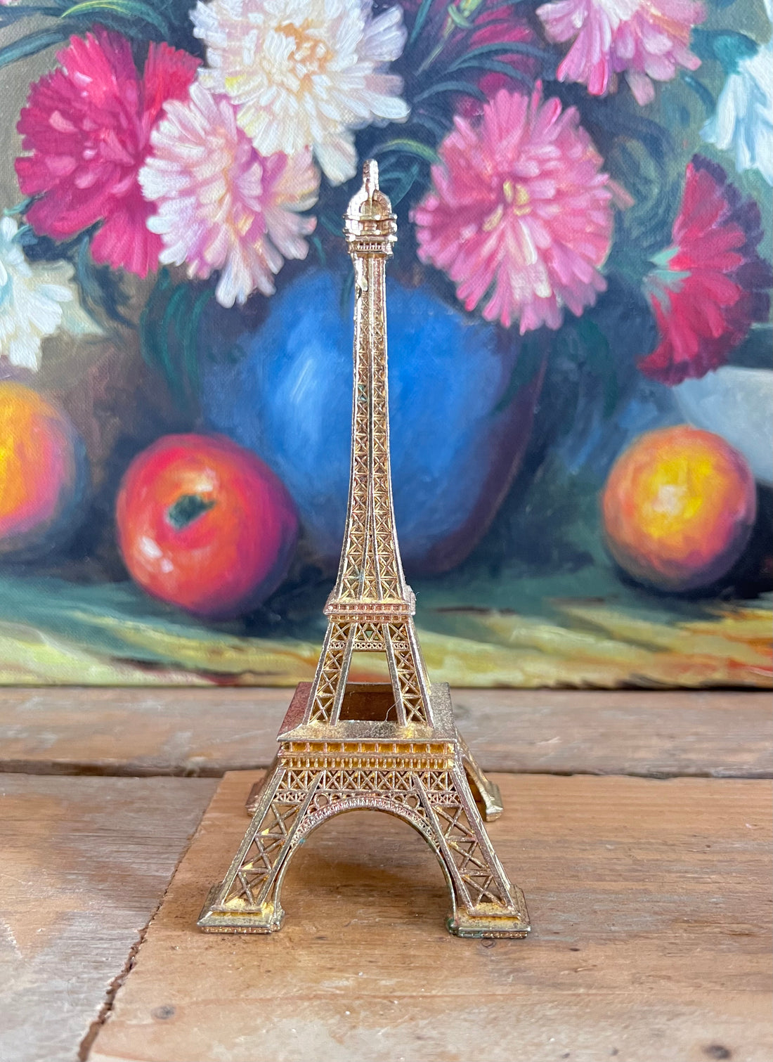 metalen Eiffeltoren, Eiffeltoren souvenir, souvenir uit Parijs, Parijs decoratie, metalen miniatuur Eiffeltoren, Franse souvenir, verzamelobject Parijs, goudkleurige Eiffeltoren  