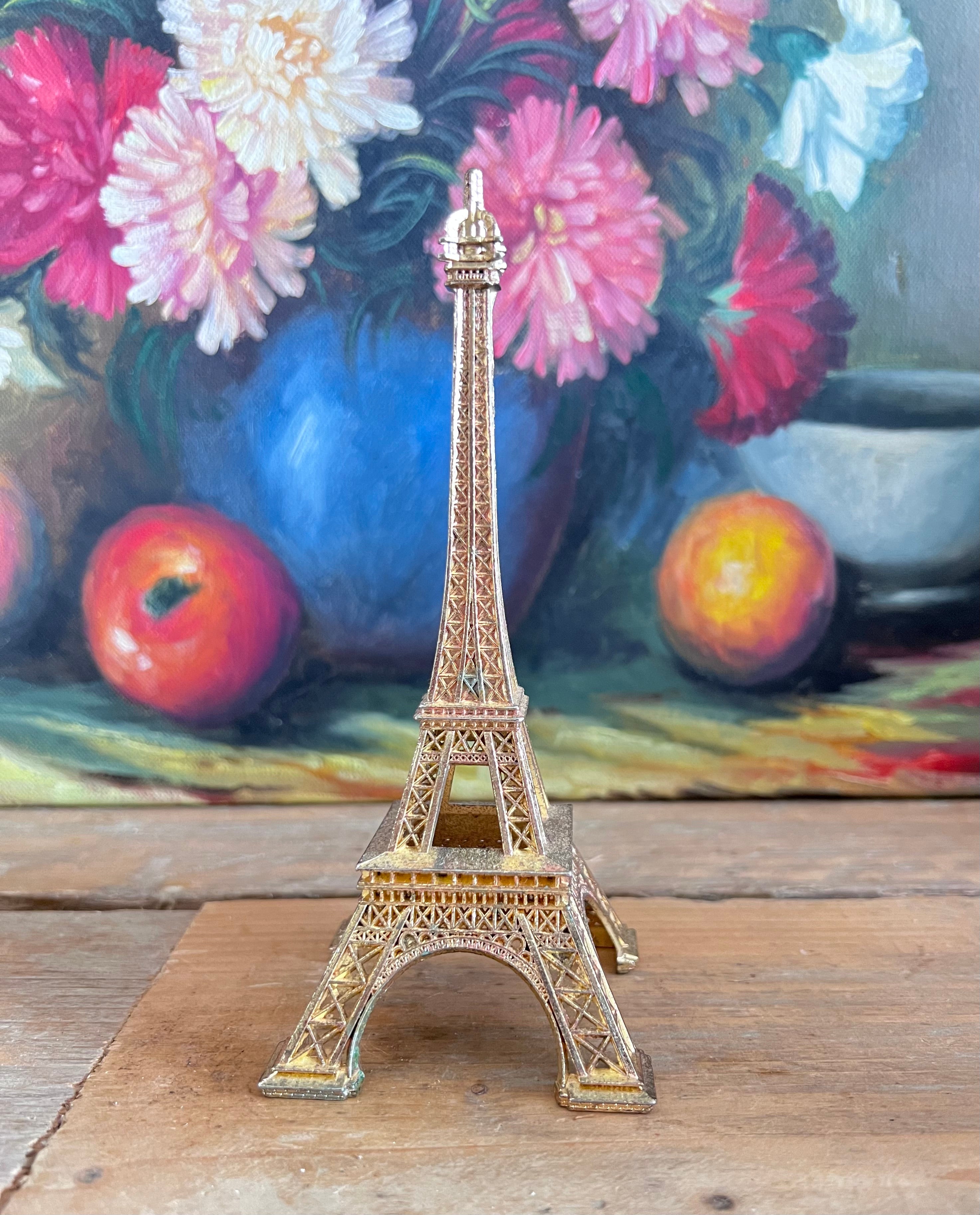 metalen Eiffeltoren, Eiffeltoren souvenir, souvenir uit Parijs, Parijs decoratie, metalen miniatuur Eiffeltoren, Franse souvenir, verzamelobject Parijs, goudkleurige Eiffeltoren  