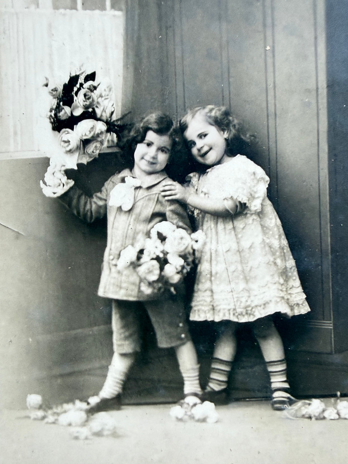 Twee antieke fotokaarten met meisjes en bloemen -1926 gelopen - set van 2