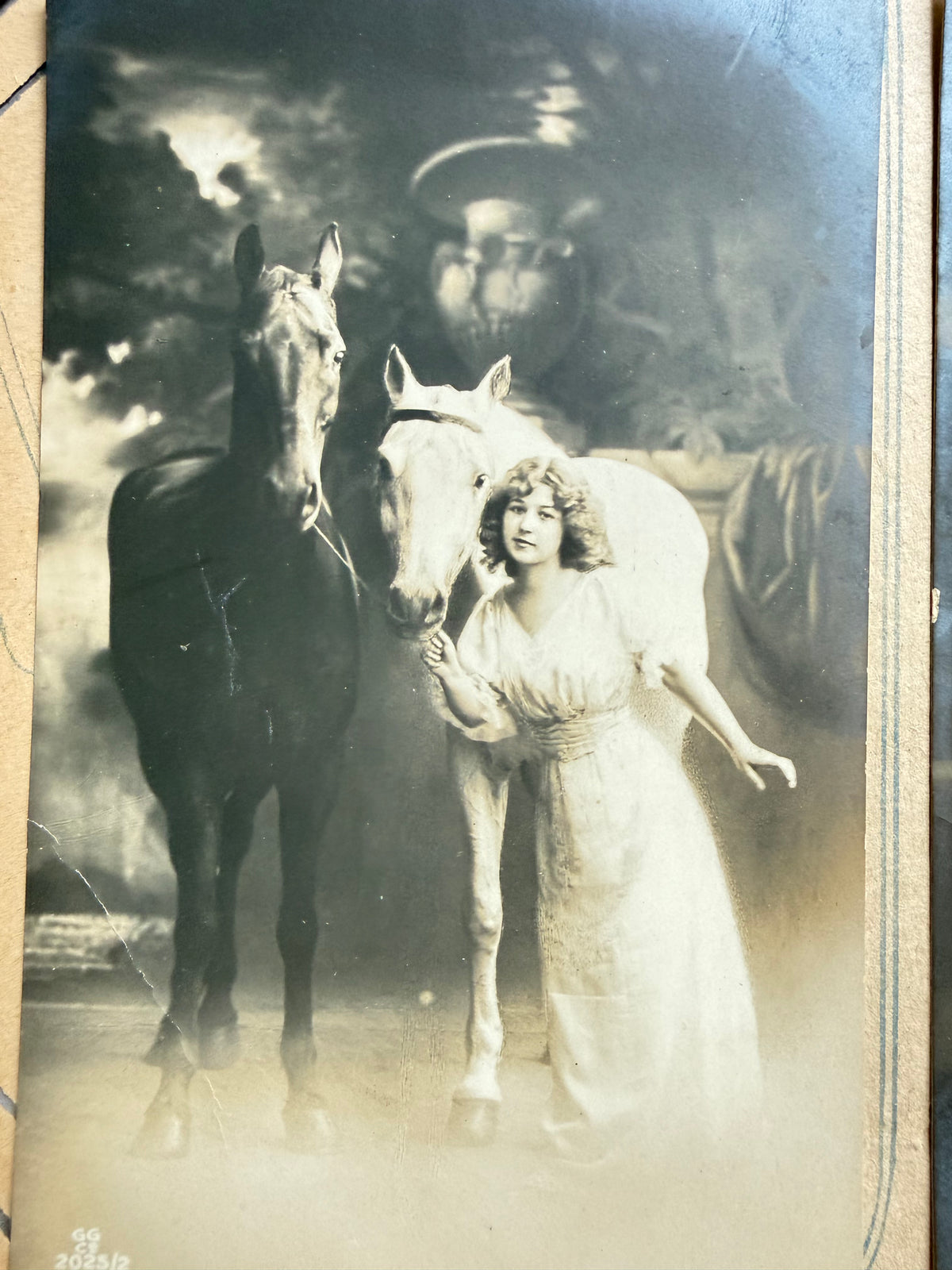 antieke fotokaarten, oude ansichtkaarten, romantische ansichtkaarten, vintage paardenkaart, antieke engelenkaart, oude zwart wit fotografie, nostalgische postkaarten, vintage empemhera, oude fotokaarten verzamelen, Sofia&