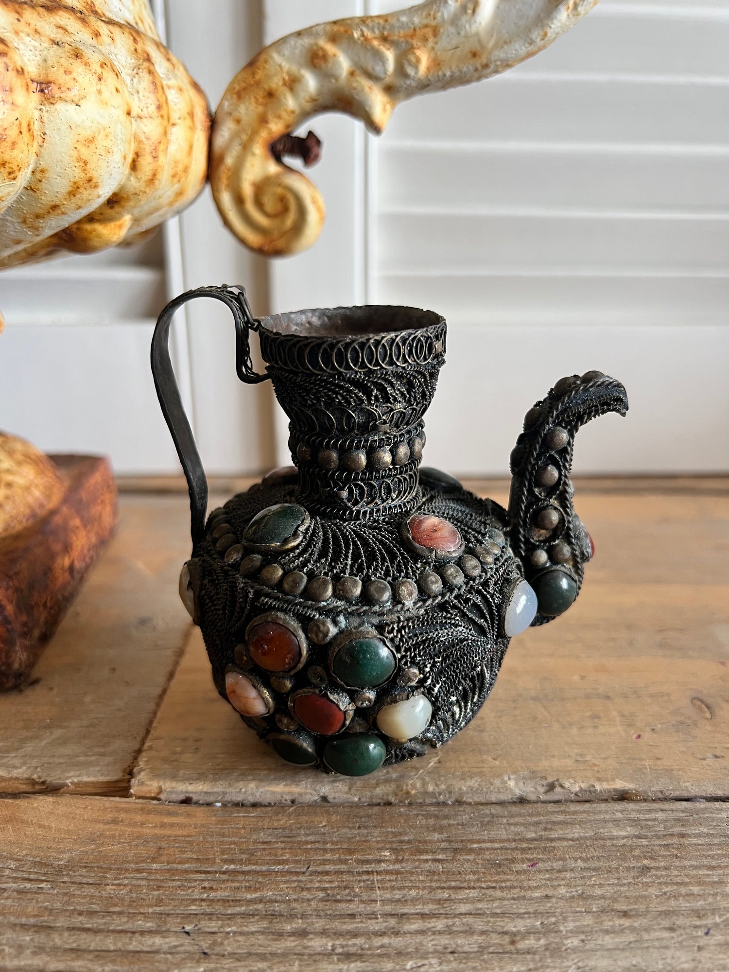 Vintage vaasje beplakt met edelstenen