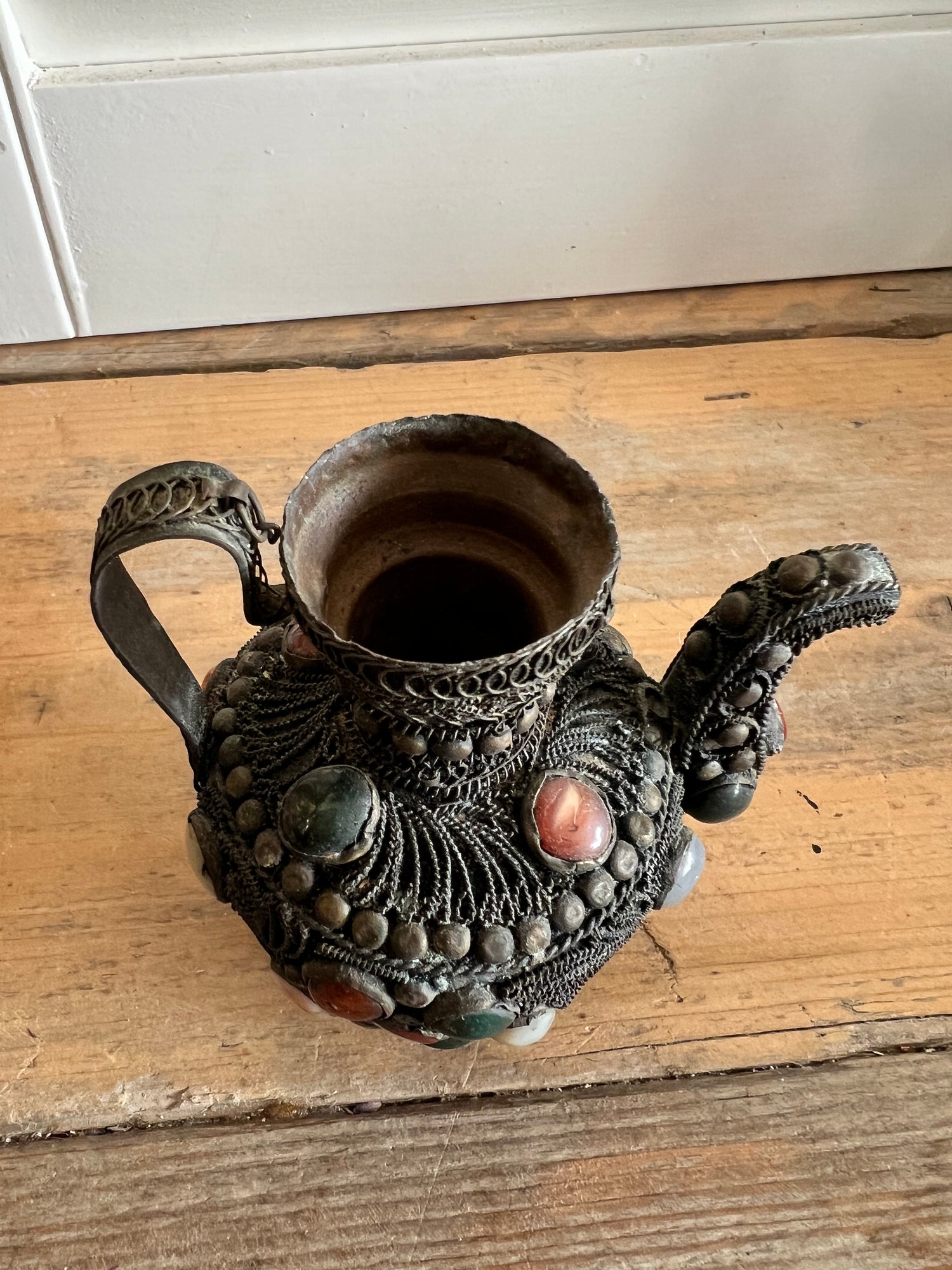 Vintage vaasje beplakt met edelstenen