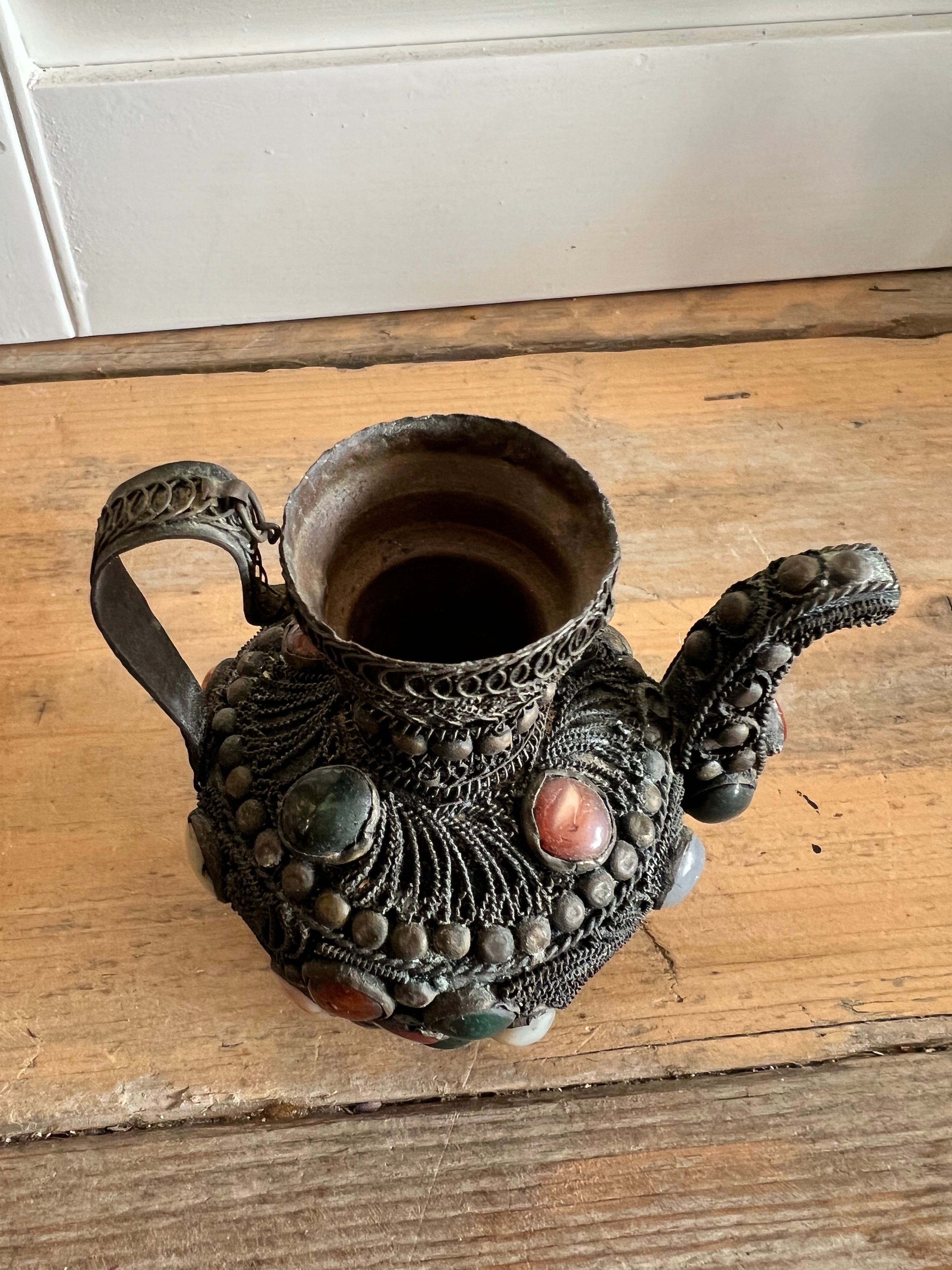 Vintage vaasje beplakt met edelstenen