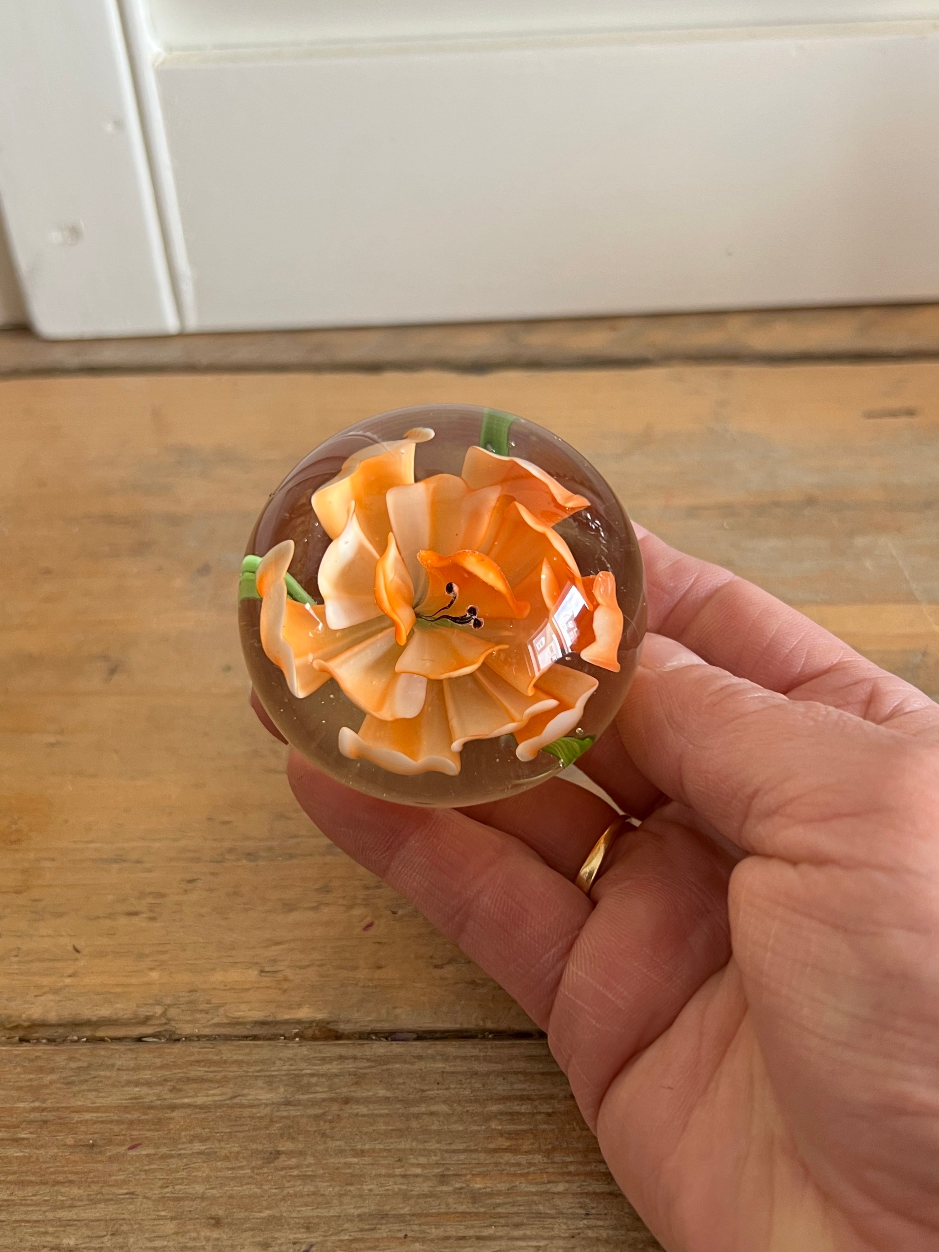 Presse papier oranje bloem