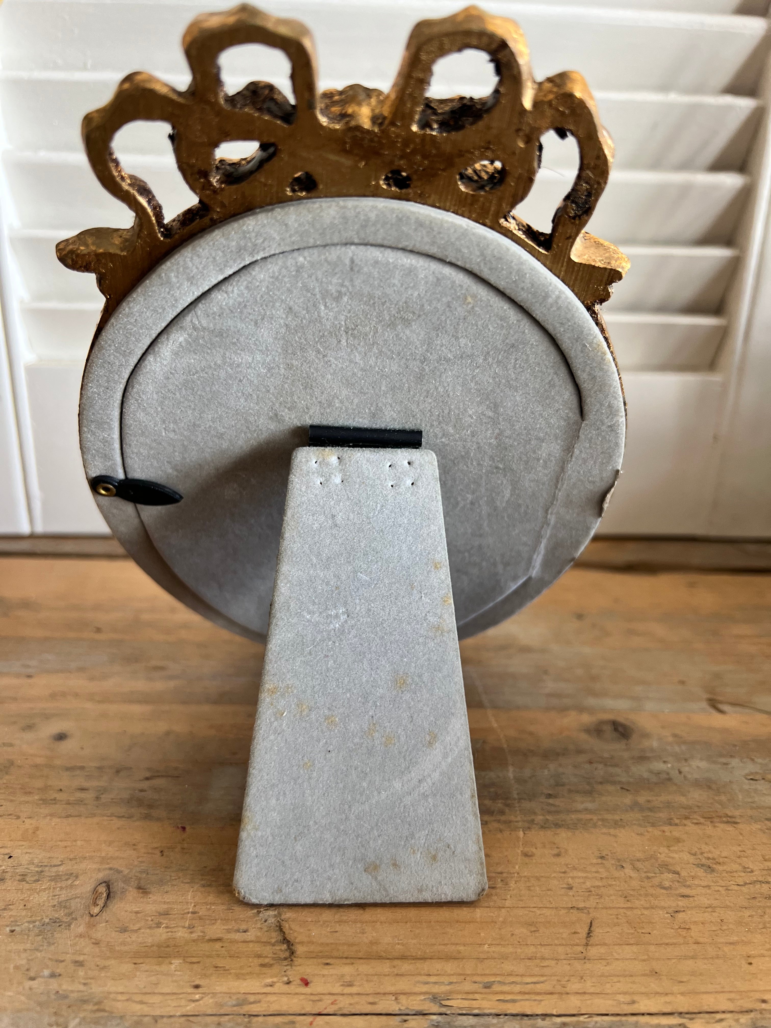 Goudkleurige fotolijst met strik