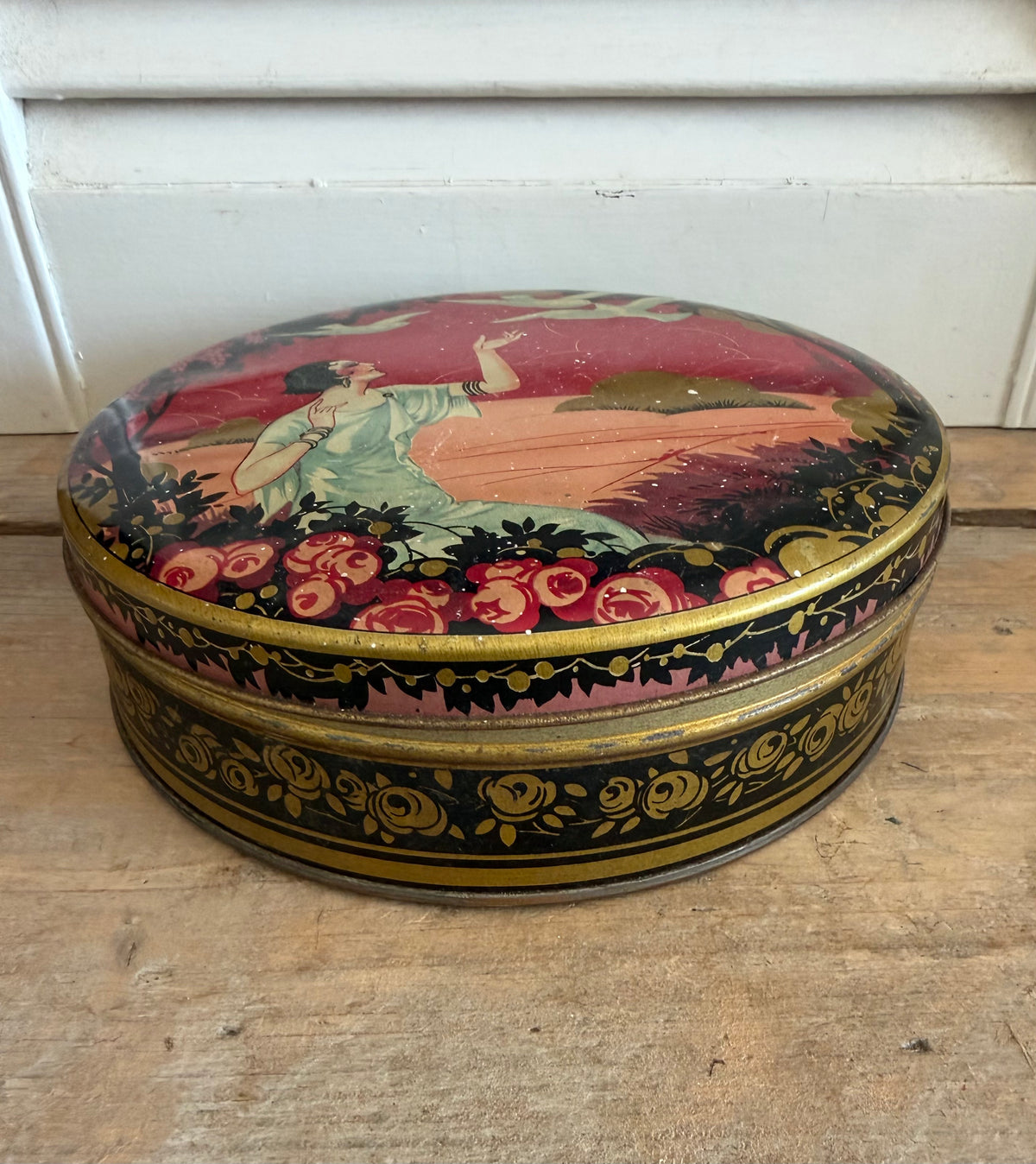 vintage blik, oud rond blik, Art Deco blik, blikken trommel, vintage bewaarblik, blik met dame, romantisch vintage, brocante woonaccessoires, verzamelblik, Sofia&