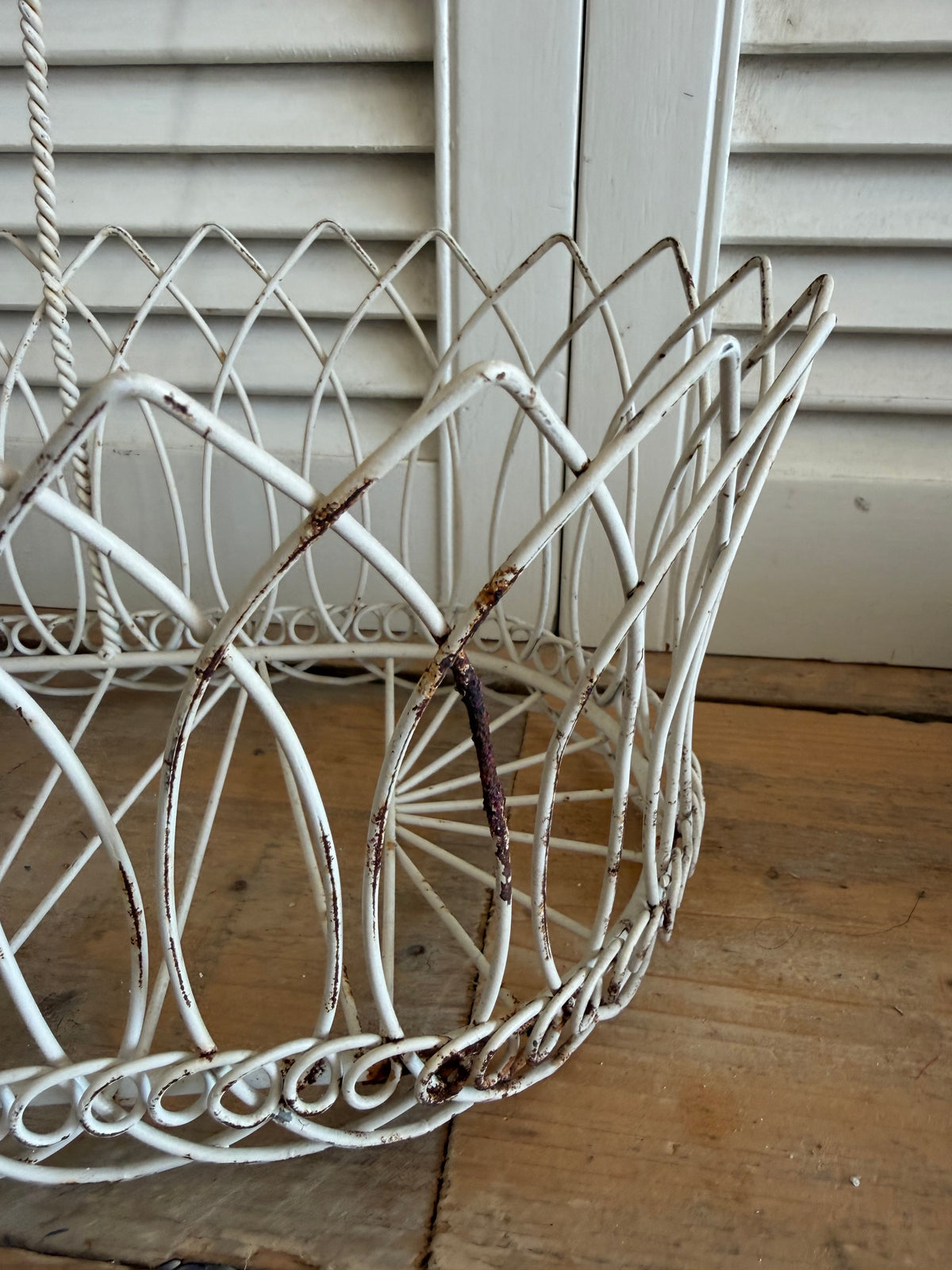 brocante draadmand, metalen mand met hengsel, vintage draadmand, Franse brocante mand, landelijke woondecoratie, Sofia&