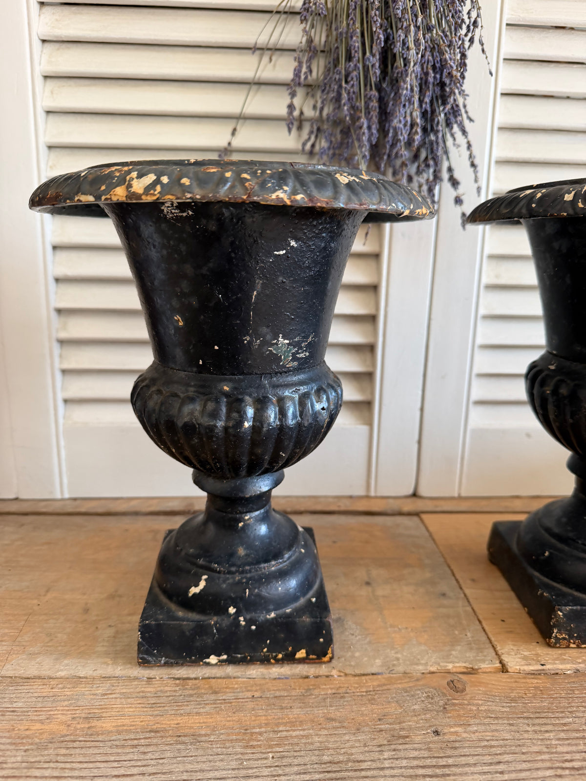 Louvre vazen, gietijzeren vazen, Franse tuinvazen, vintage gietijzeren urnen, brocante siervazen, Franse jardinières, klassieke turnvazen, zwarte gietijzeren vazen, zwarte Louvre vazen, Sofia&
