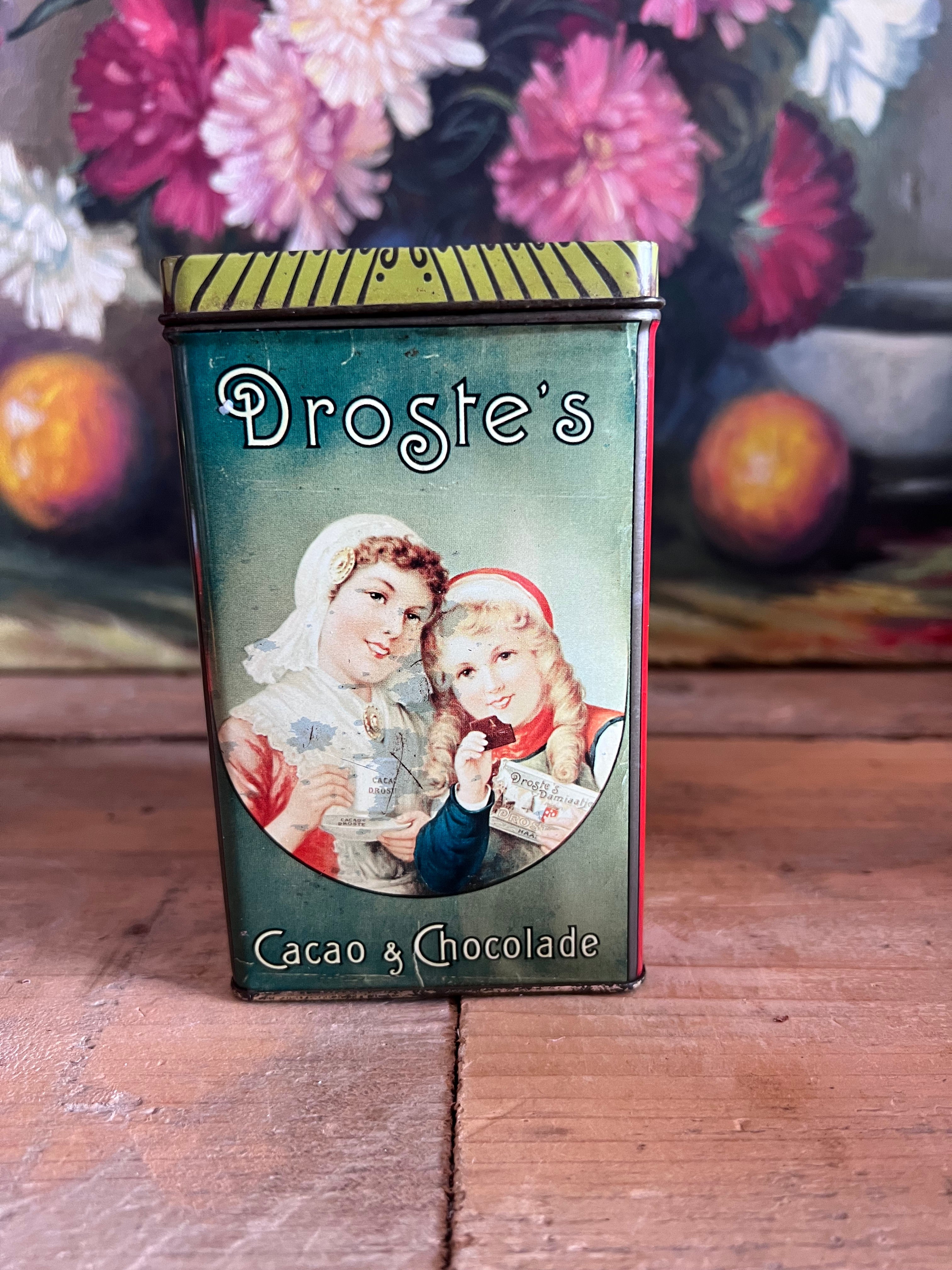 vintage Droste blik, Droste cacaopoeder blik, retro cacao verpakking, vintage blik met afbeelding, Droste moeder en dochter, decoratief blik cacao, nostalgisch cacao blik, metaal blik Droste, Droste cacaopoeder packaging, vintage keukendecor.