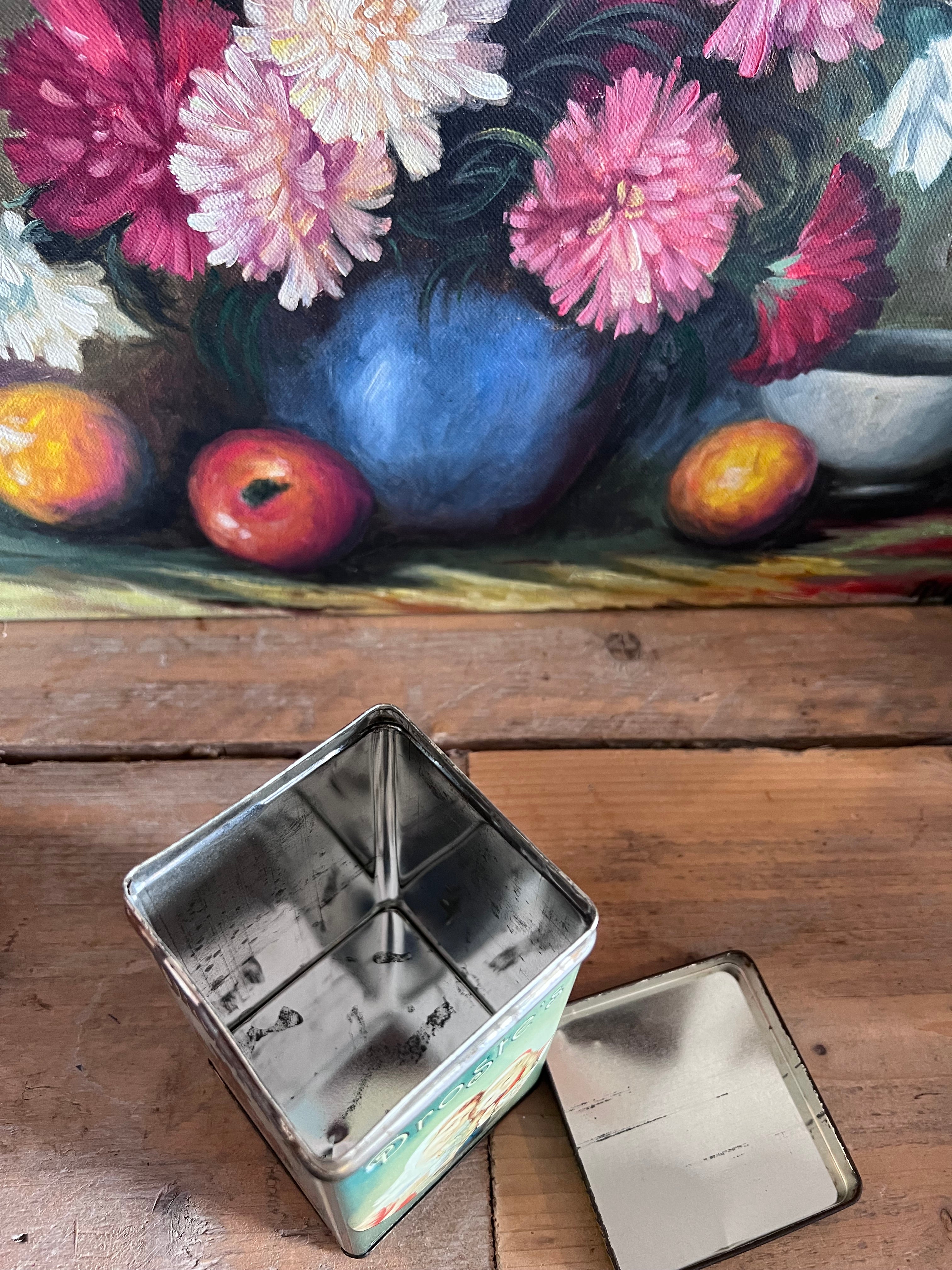 vintage Droste blik, Droste cacaopoeder blik, retro cacao verpakking, vintage blik met afbeelding, Droste moeder en dochter, decoratief blik cacao, nostalgisch cacao blik, metaal blik Droste, Droste cacaopoeder packaging, vintage keukendecor.