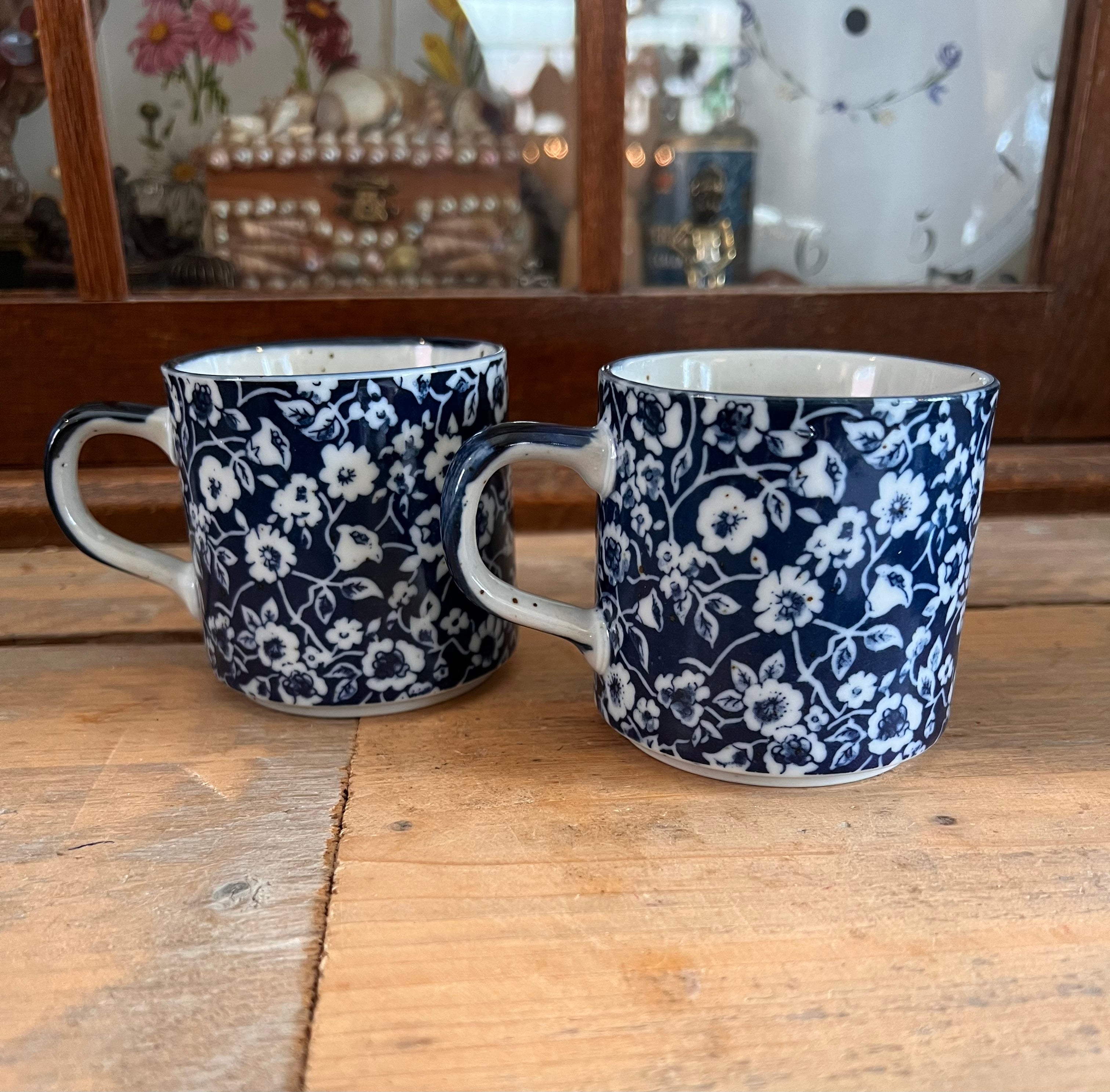 Twee vintage mokken met bloemmotief