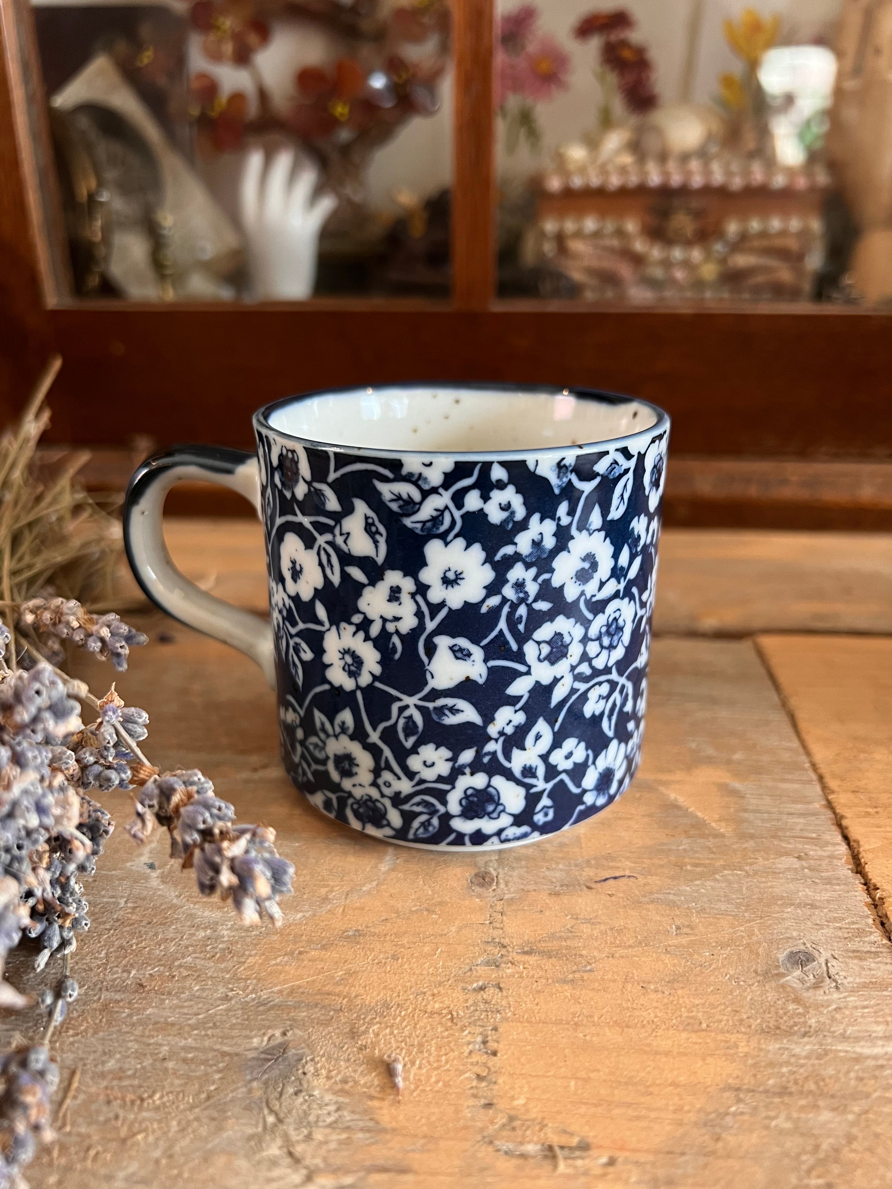 Twee vintage mokken met bloemmotief