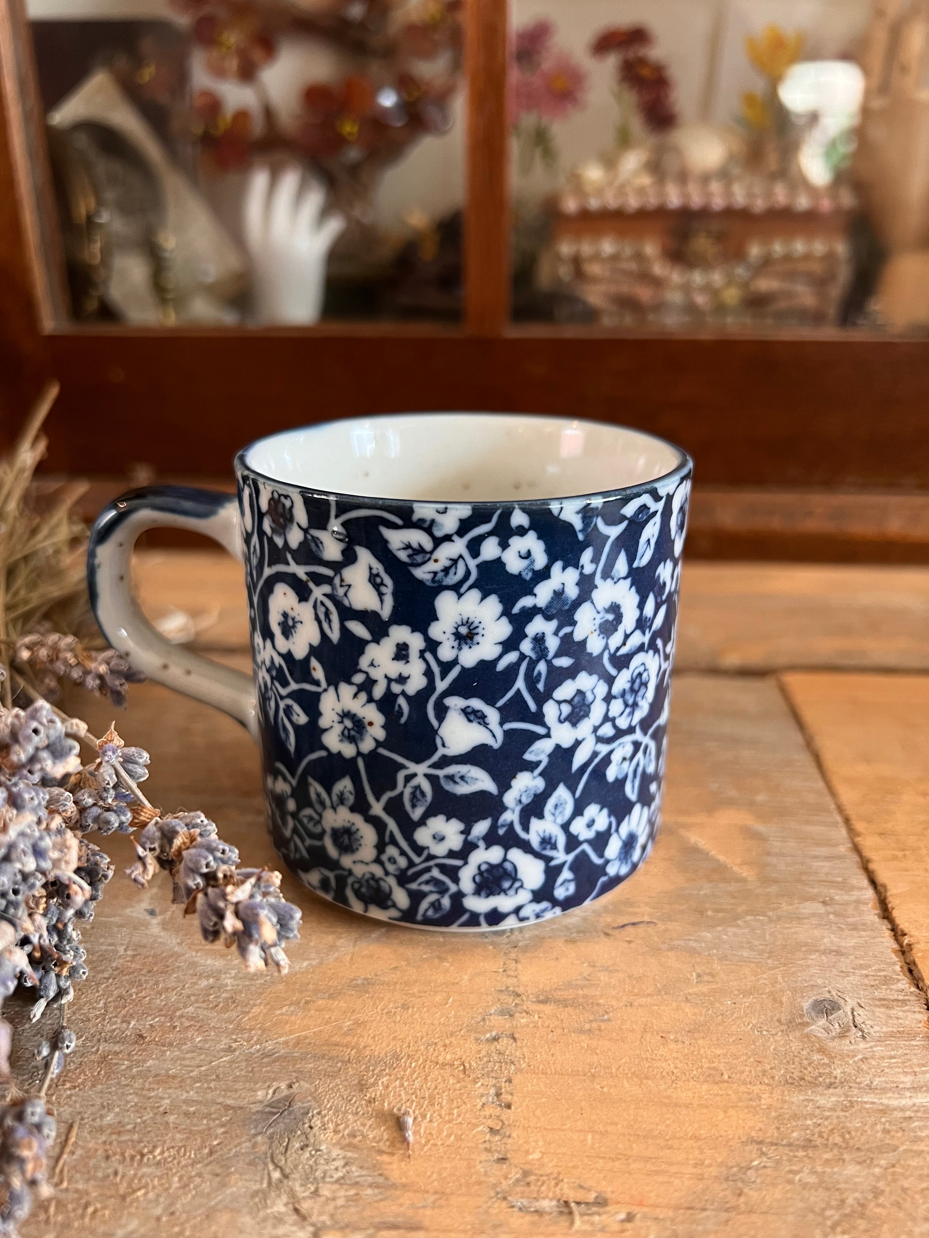 Twee vintage mokken met bloemmotief